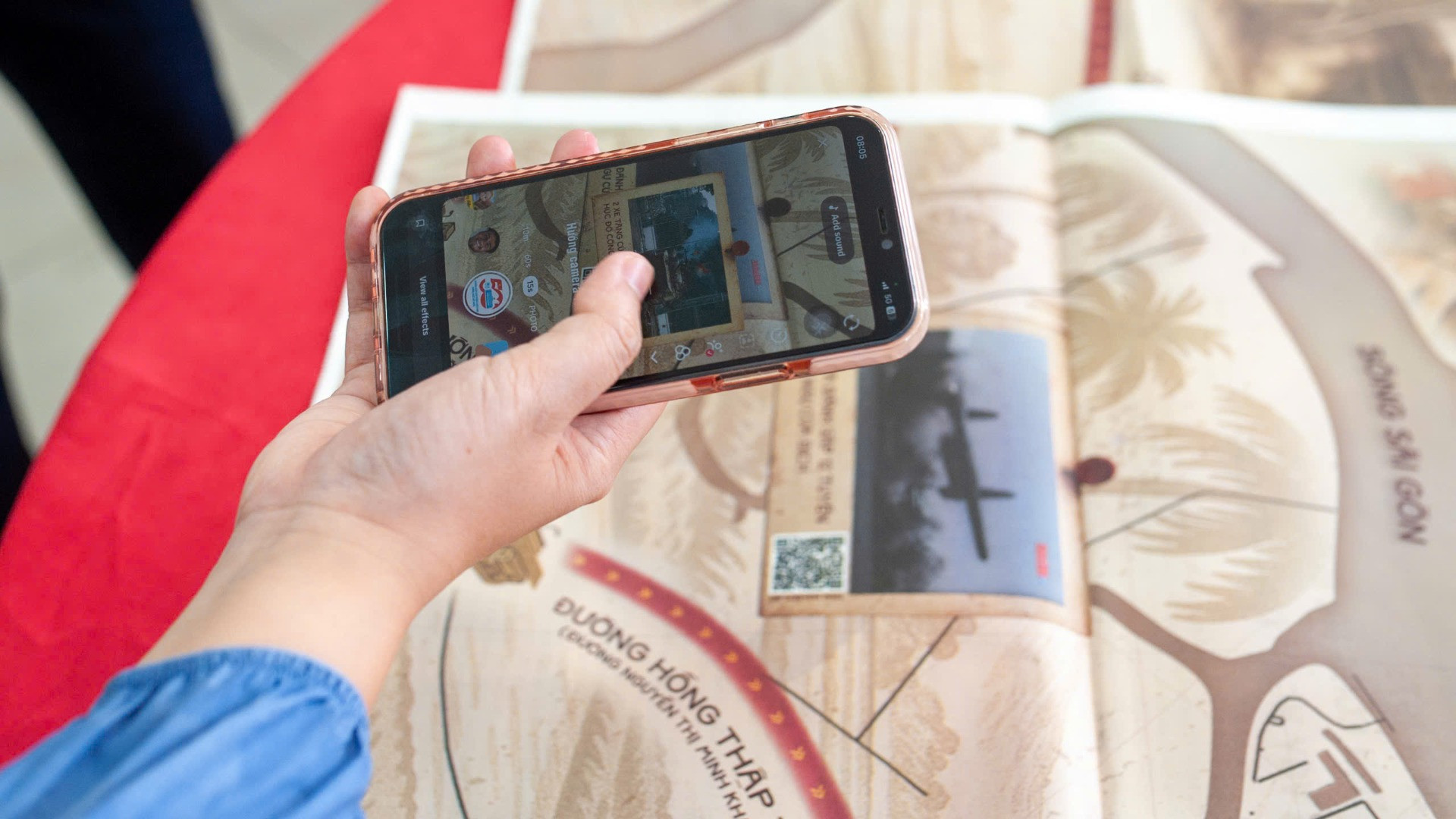 Tương tác với phụ san thông qua công nghệ thực tế ảo tăng cường (AR) hoặc trình chiếu 3D mapping.