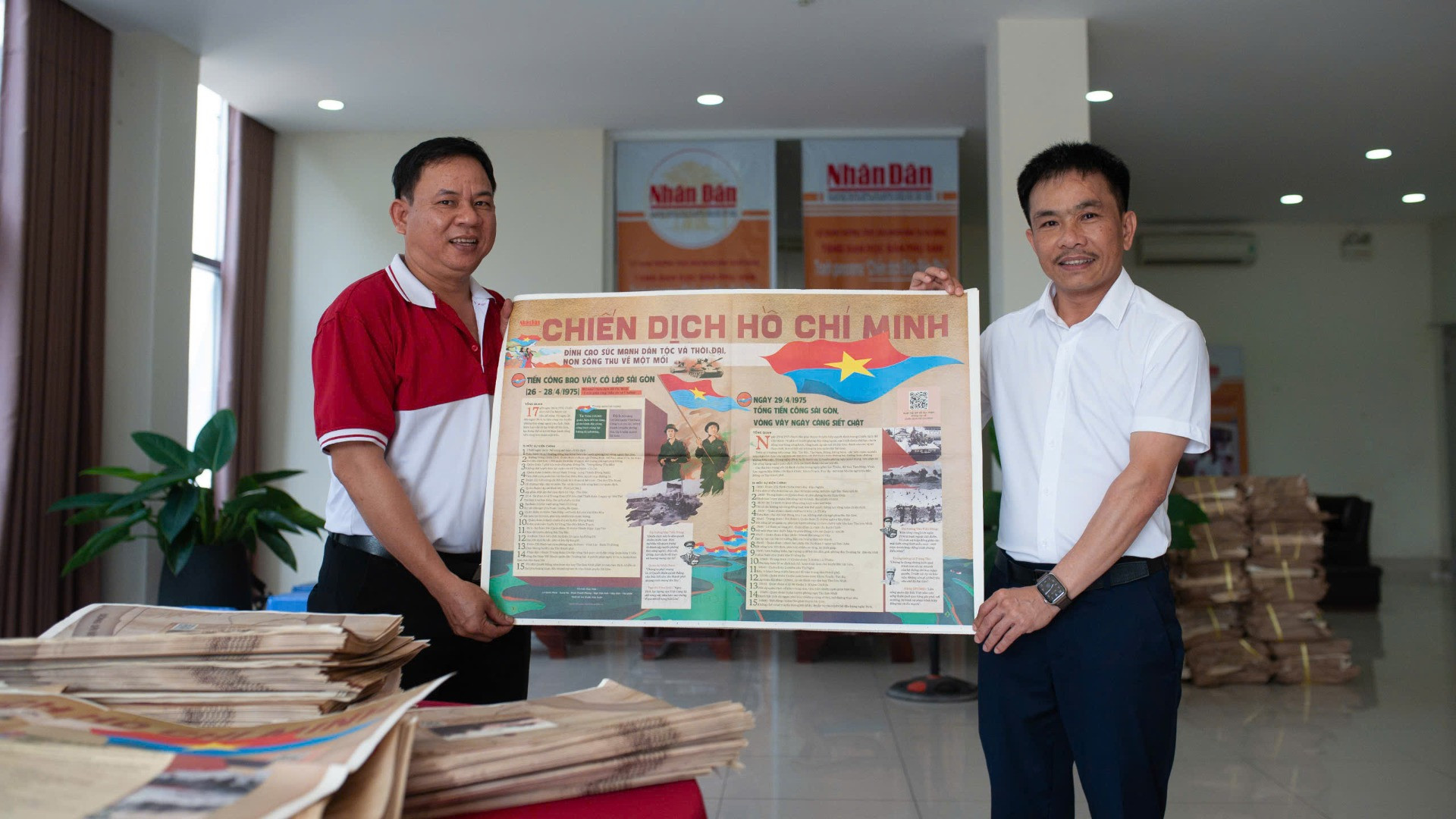 Lãnh đạo Cơ quan Đại diện Báo Nhân Dân tại miền trung-Tây Nguyên trao phụ san tận tay cho độc giả.