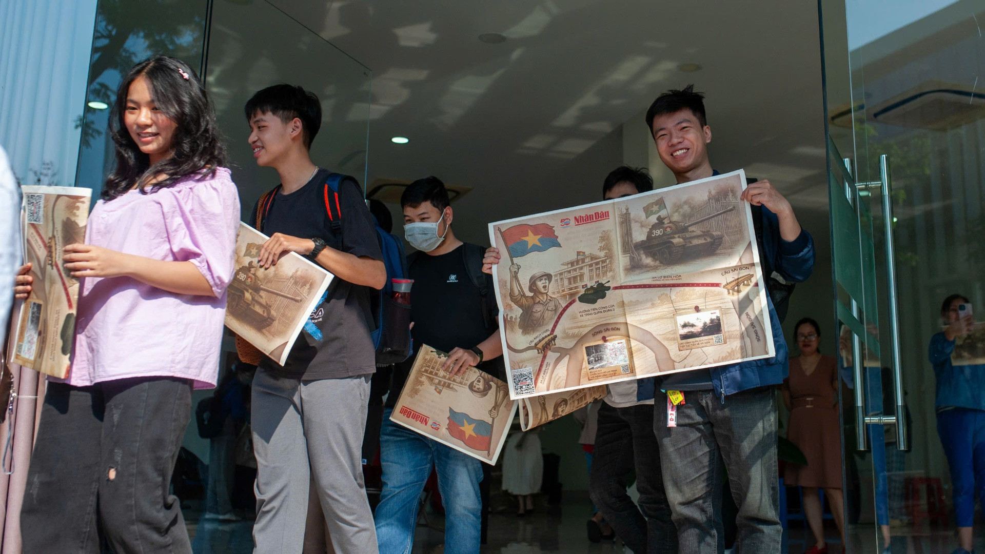 Nhiều bạn trẻ phấn khích khi đón nhận phụ san.