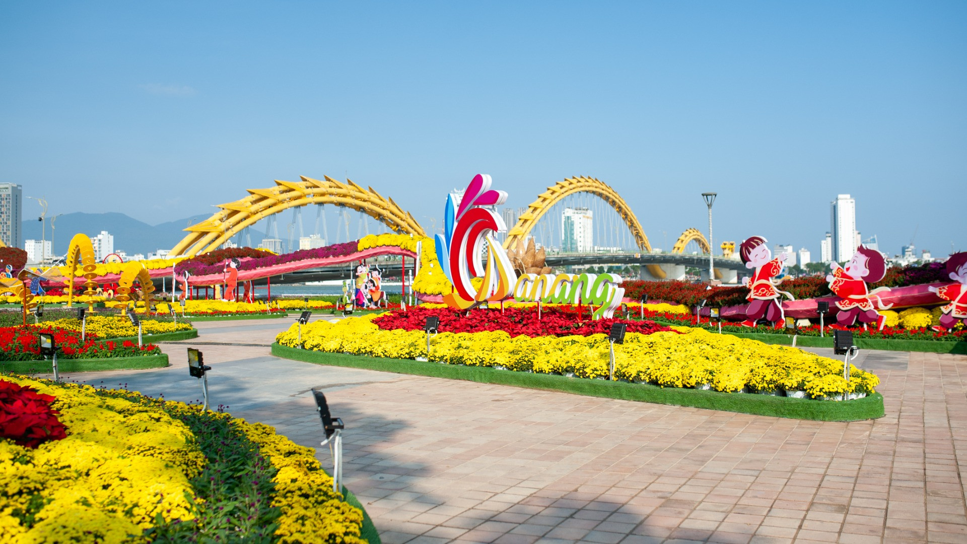 Khu vực quảng trường đuôi cầu Rồng (quận Hải Châu) được bài trí sống động.