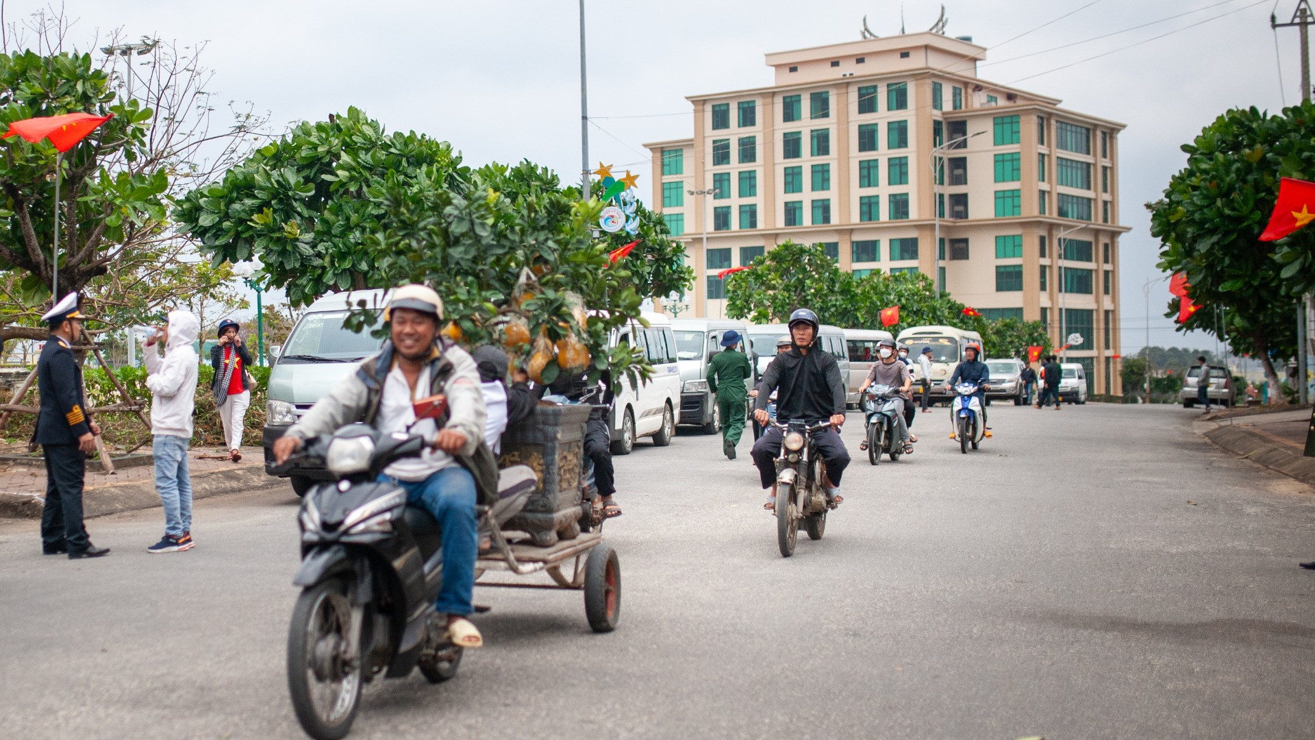 Tại quảng trường huyện đảo Lý Sơn, không khí những ngày gần Tết càng làm nổi bật những đổi thay của hòn đảo.