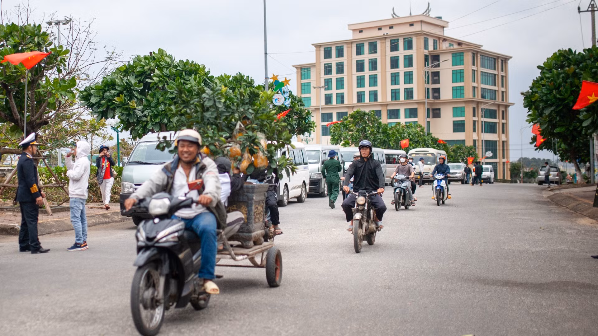 Tại quảng trường huyện đảo Lý Sơn, không khí những ngày gần Tết càng làm nổi bật những đổi thay của hòn đảo. Tại quảng trường huyện đảo Lý Sơn, không khí những ngày gần Tết càng làm nổi bật những đổi thay của hòn đảo.