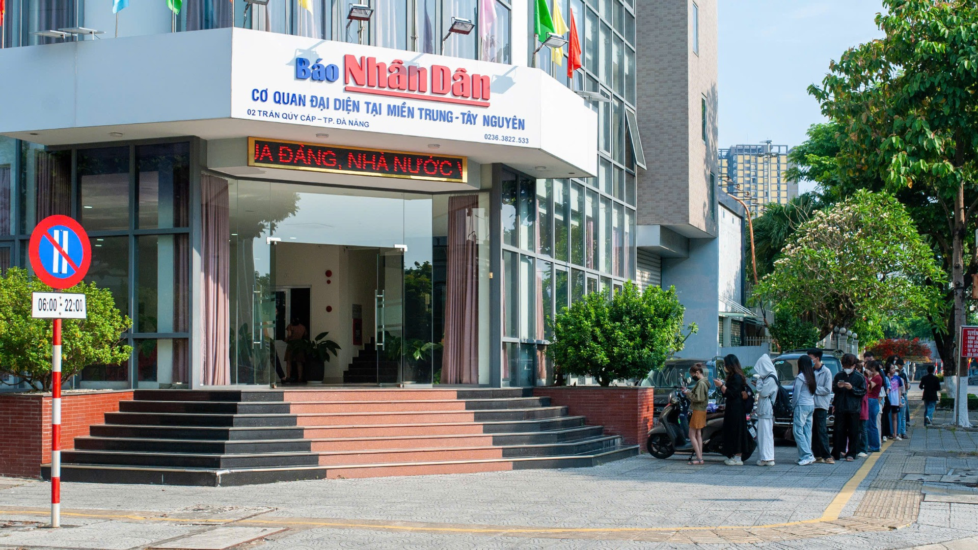 Hàng dài người xếp hàng trước trụ sở Cơ quan đại diện Báo Nhân Dân tại khu vực miền trung-Tây Nguyên từ sáng sớm.