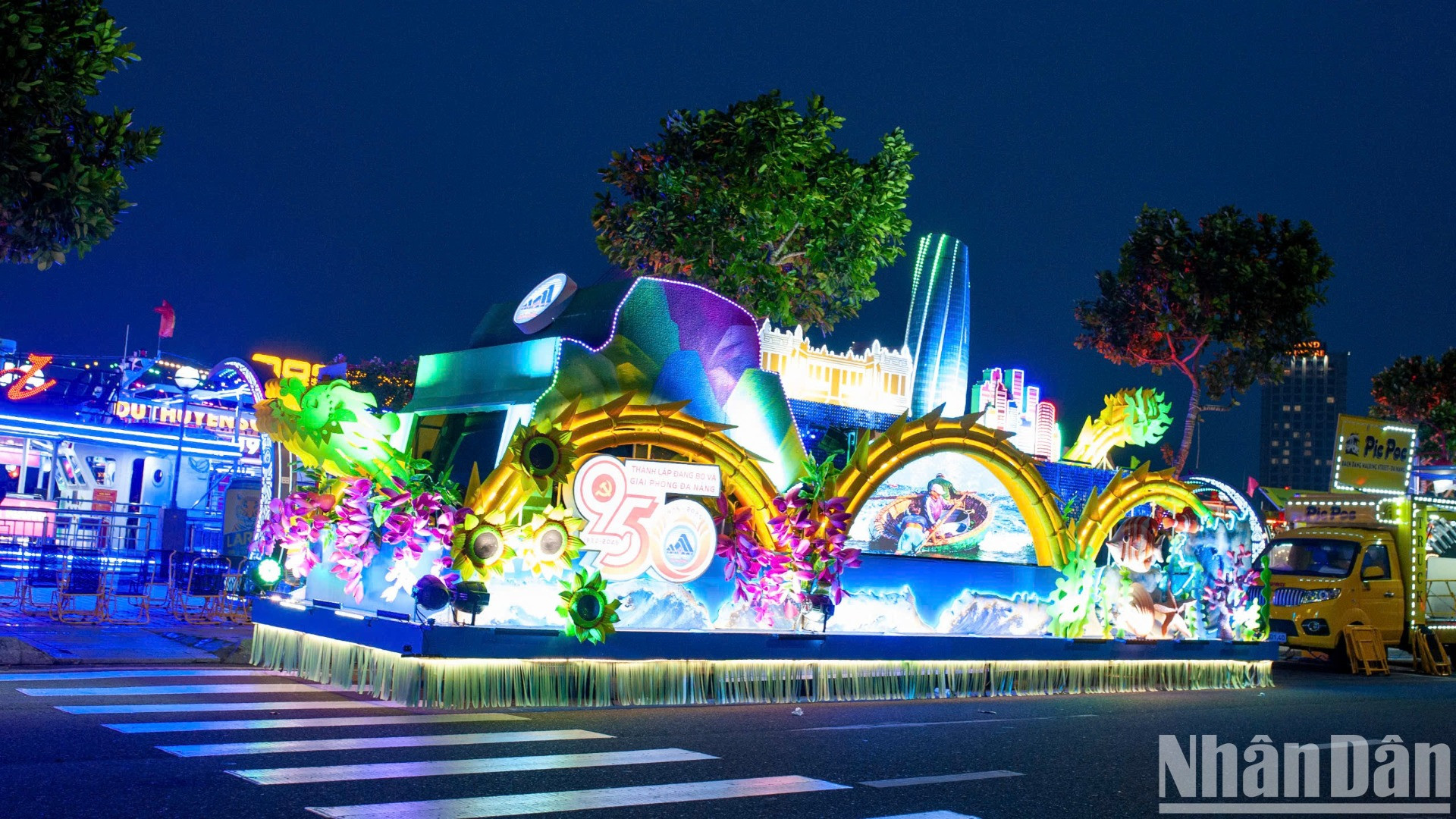 Hệ thống đèn chiếu sáng trên các xe hoa được thiết kế và lắp đặt công phu, tạo nên hiệu ứng ánh sáng rực rỡ và lung linh.