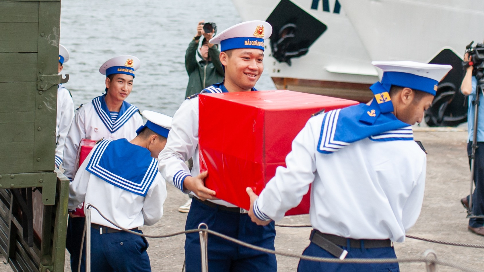 Các chiến sĩ thực hiện nghiêm túc, khẩn trương việc vận chuyển trong tâm thế vui tươi, phấn khởi vì đồng đội và người dân nơi đảo tiền tiêu.