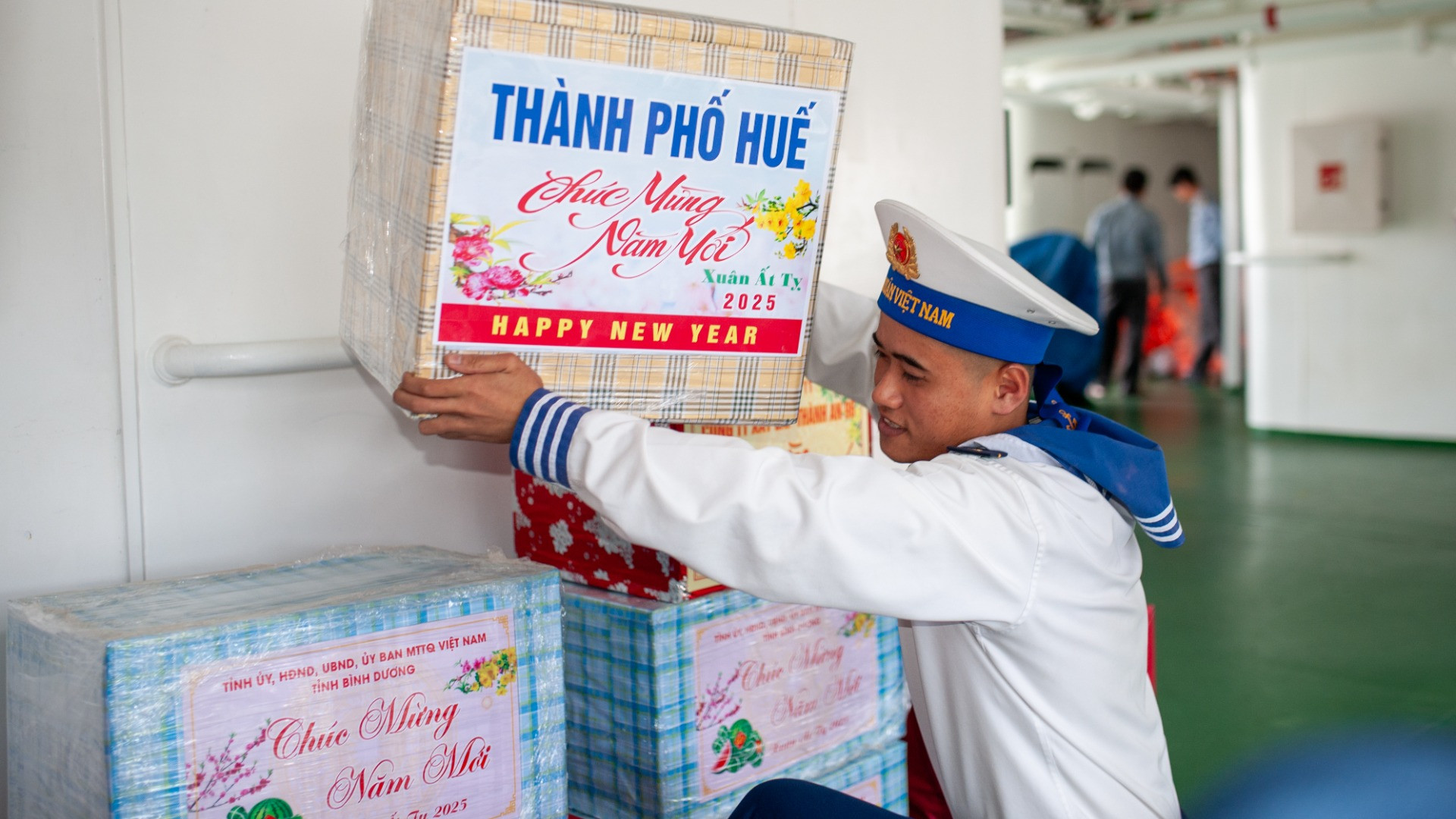 Các suất quà đã được vận chuyển lên tàu.