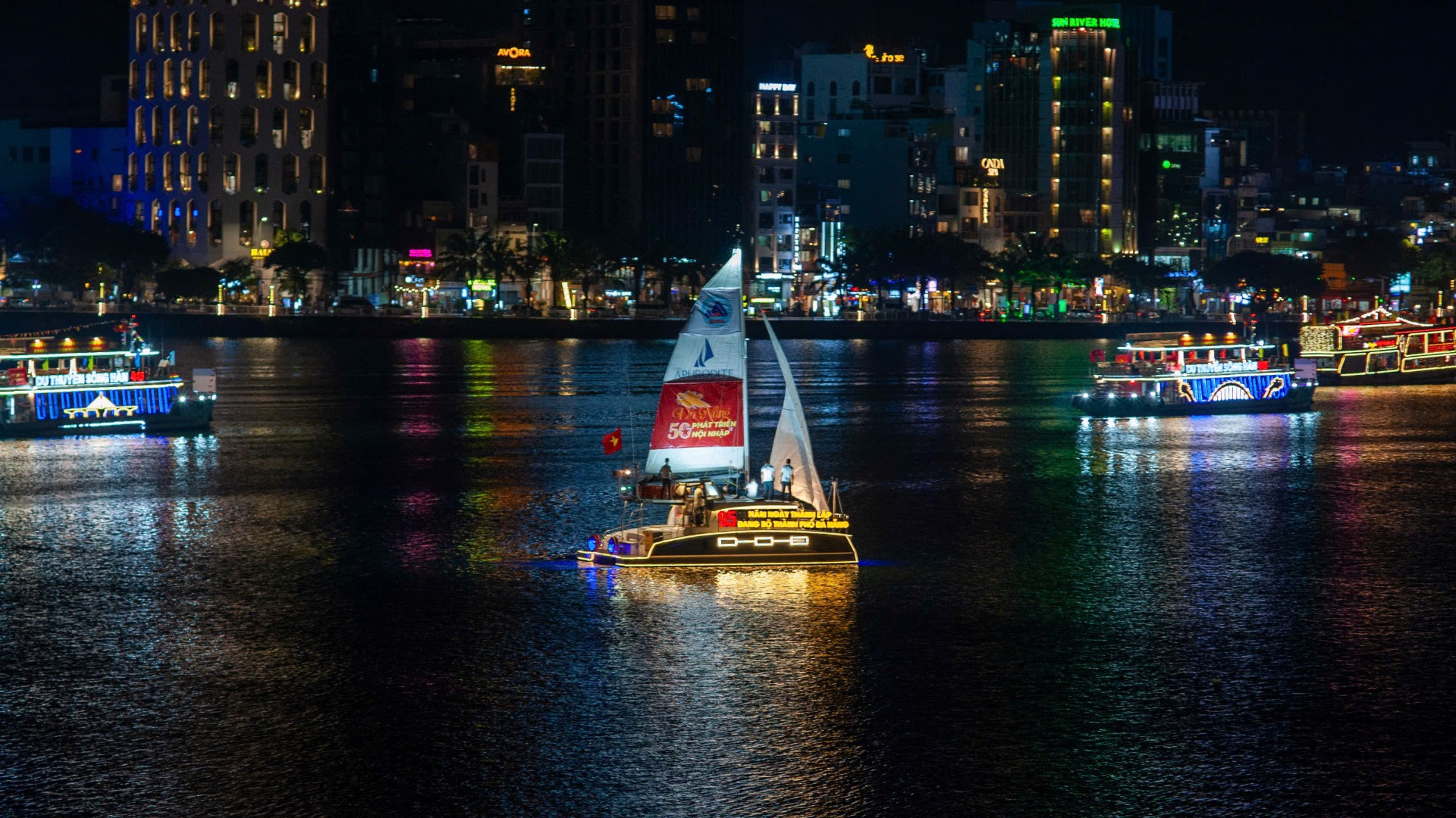 Thuyền hoa kiểu dáng thuyền buồm.