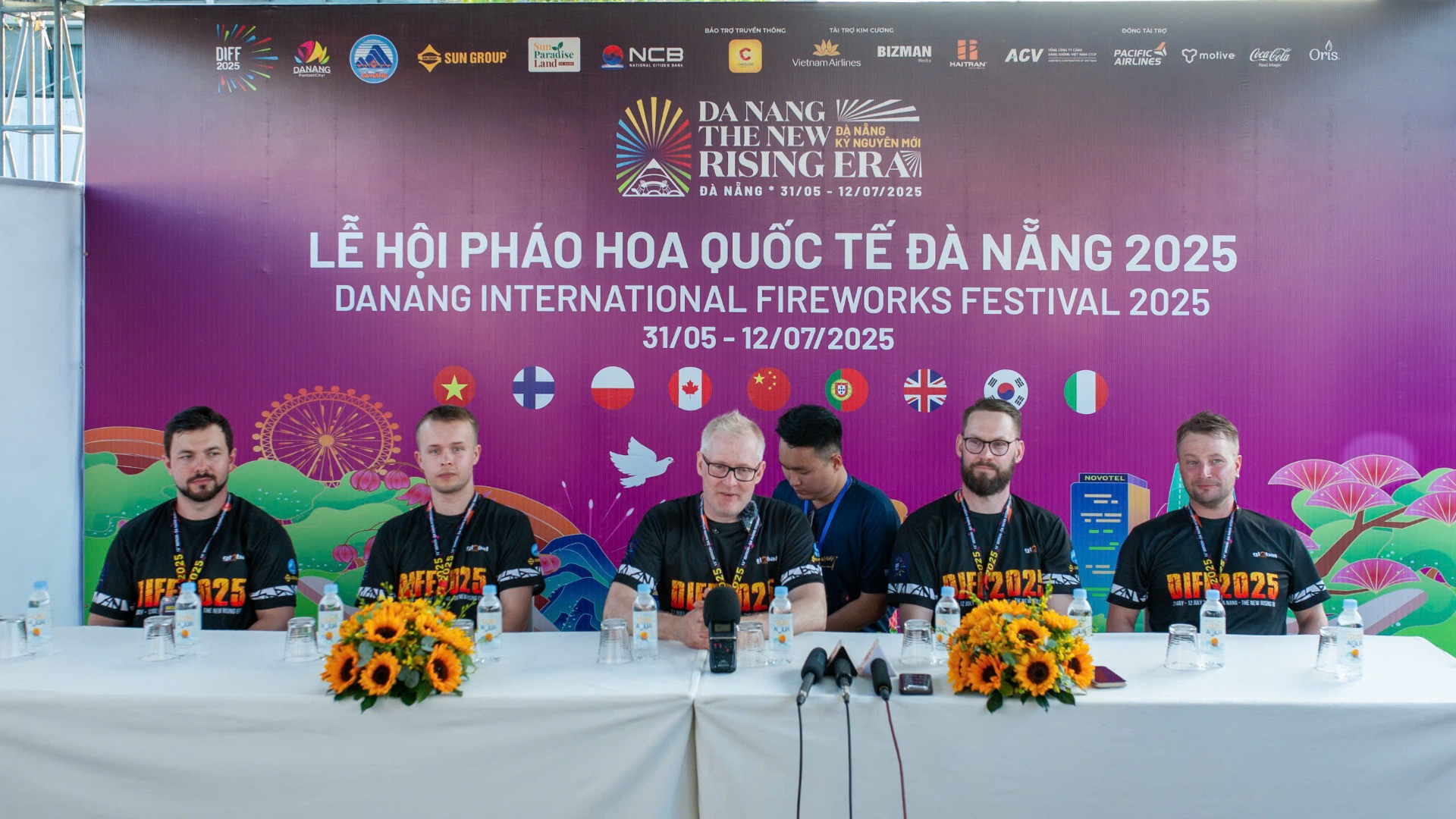 Các thành viên đội JoHo Pyro Professional Fireworks AB.