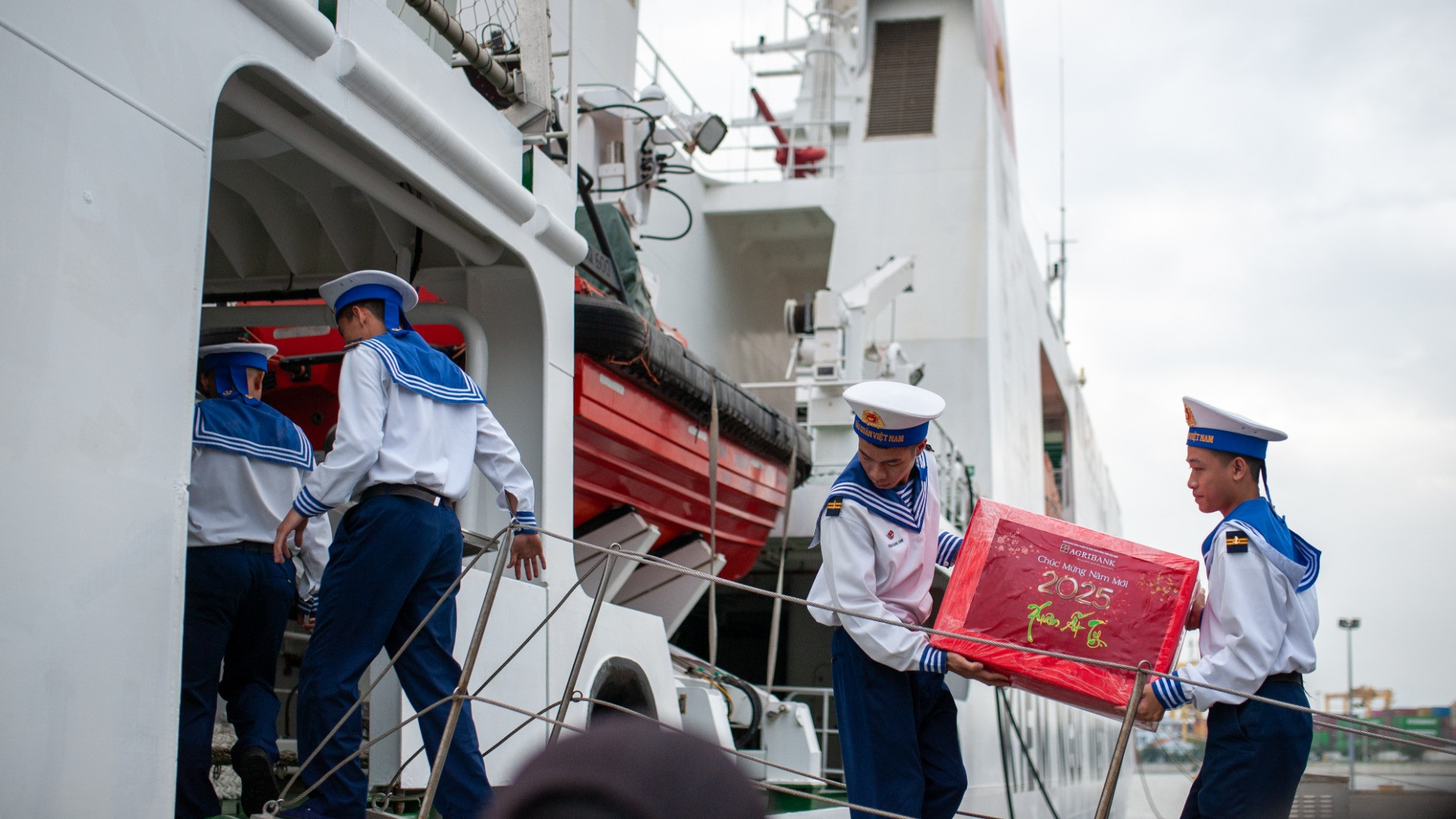 Rất nhiều suất quà được mang lên tàu để gửi đến quân, dân hai đảo.