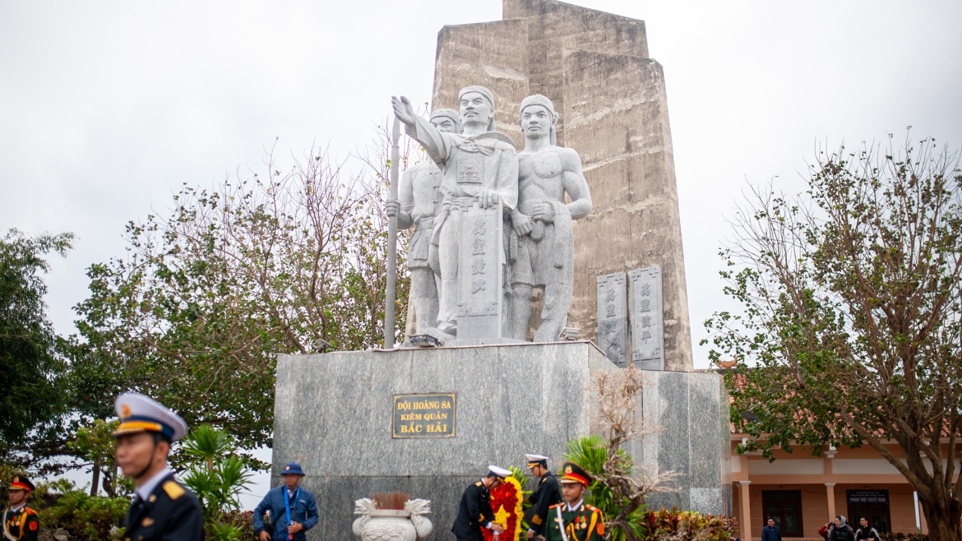 Tại trung tâm huyện đảo, đứng dưới Tượng đài Đội Hoàng Sa kiêm quản Bắc Hải trong những ngày cận Tết Nguyên đán, chúng tôi càng thêm khắc ghi vào tim những hải trình gian khổ và lòng dũng cảm của các hùng binh Hoàng Sa, những người đã hy sinh thầm lặng vì chủ quyền biển đảo của Tổ quốc.