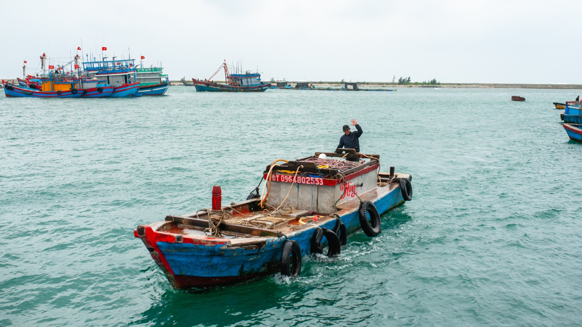 Được biết, Lý Sơn có hơn nửa hộ dân sống bằng nghề khai thác thủy hải sản. Chính cuộc sống gắn bó với biển cả đã biến họ thành những cột mốc sống, khẳng định chủ quyền biển đảo thiêng liêng.