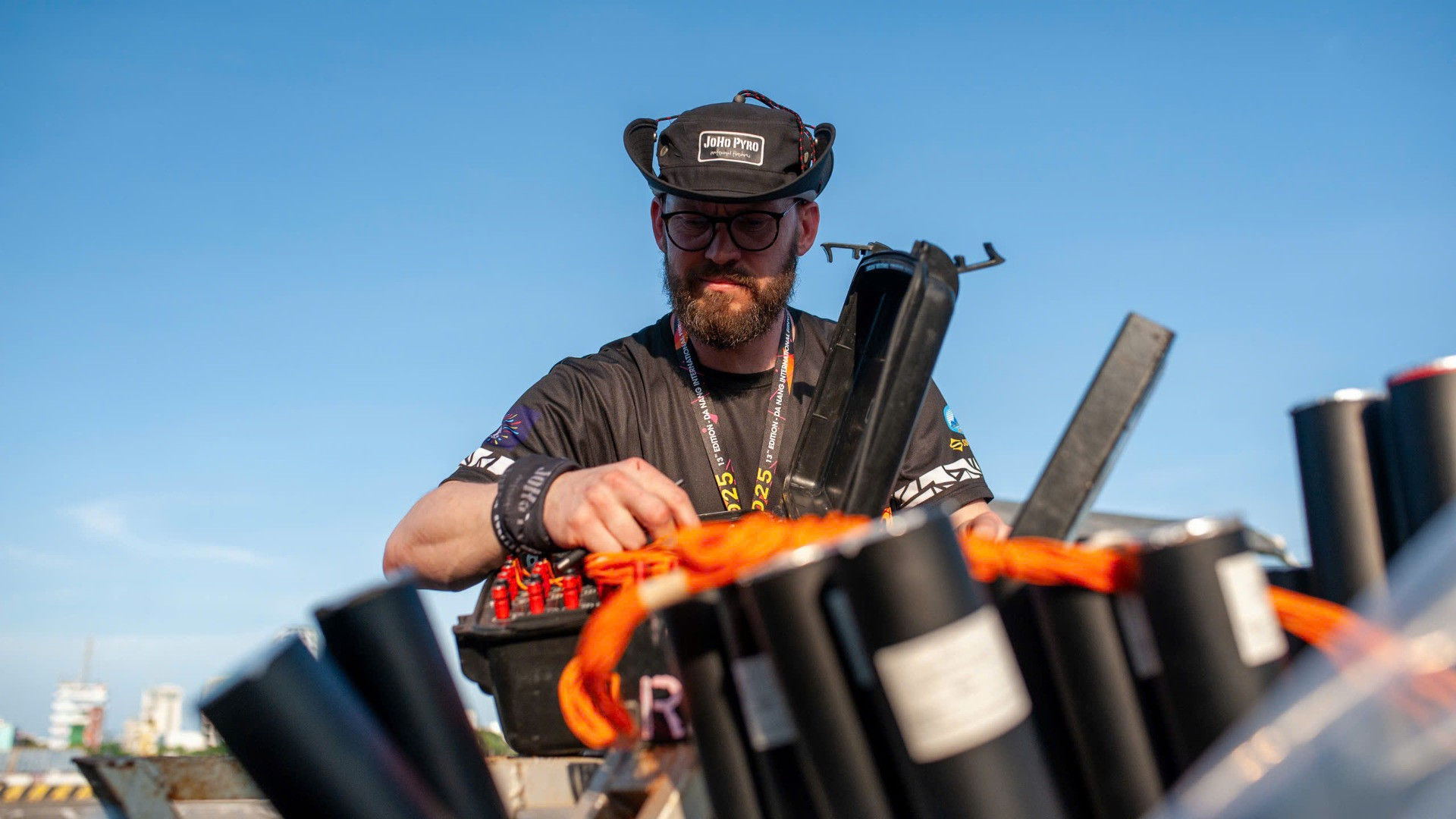 Đội JoHo Pyro hứa hẹn, những kỹ thuật pháo hoa đẳng cấp sẽ dẫn dắt khán giả qua nhiều cung bậc cảm xúc, khám phá những sự kiện và ký ức gắn liền với con người và văn hóa đất nước Phần Lan.