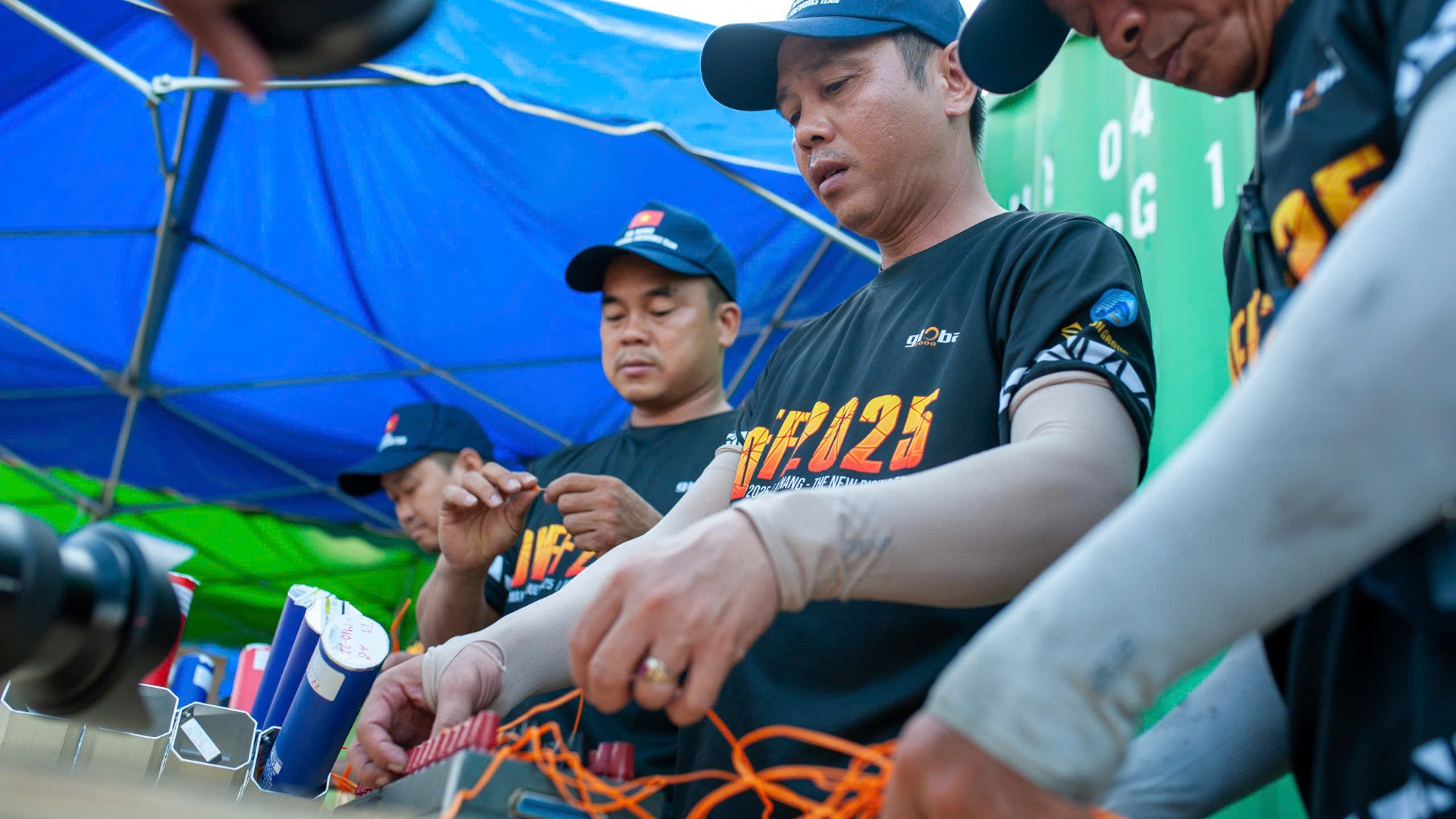 Theo đó, hàng nghìn quả pháo được lập trình với độ chính xác cao, đồng bộ từng giây với khuôn nhạc, tạo nên một bản giao hưởng của ánh sáng và âm thanh sống động trên bầu trời sông Hàn.