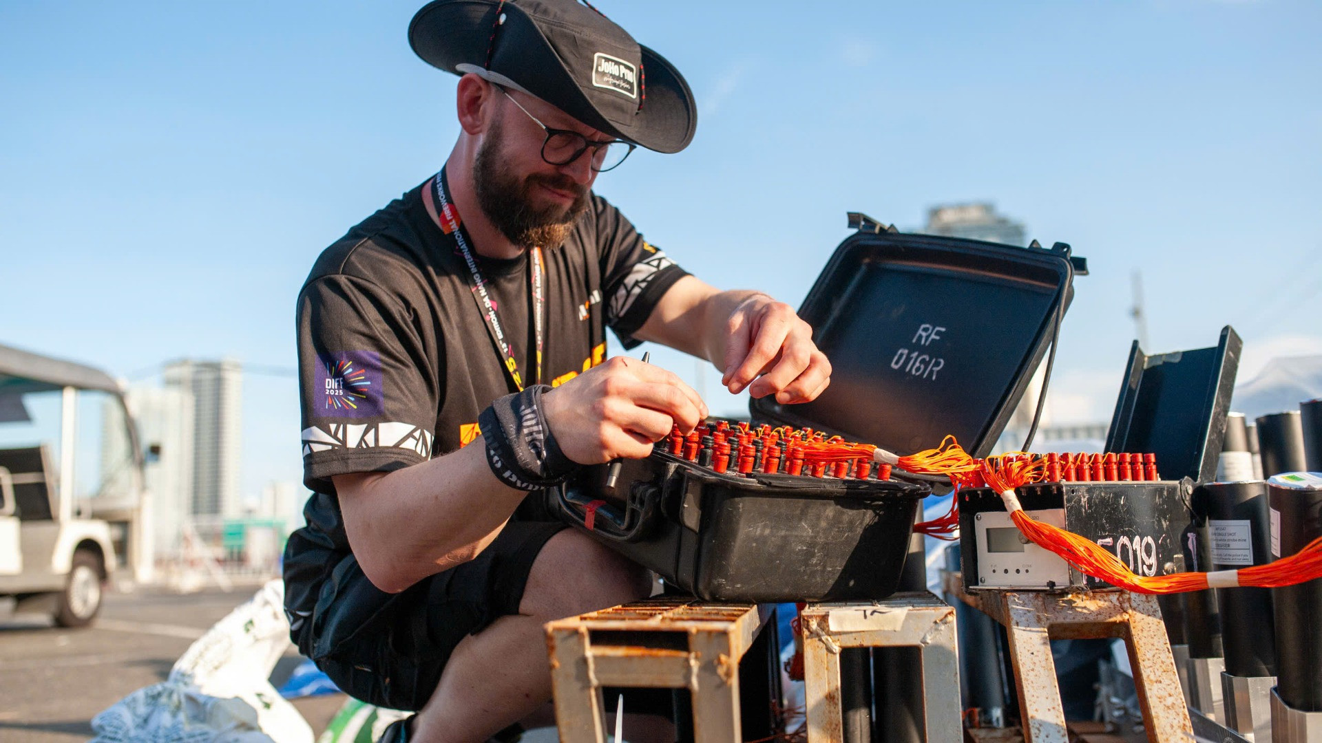 “Đây không chỉ là một buổi trình diễn. Đây là thông điệp bằng lửa, là lễ tôn vinh nghệ thuật, sự kết nối và khởi đầu cho một kỷ nguyên mới”, một đại diện đội JoHo Pyro chia sẻ.