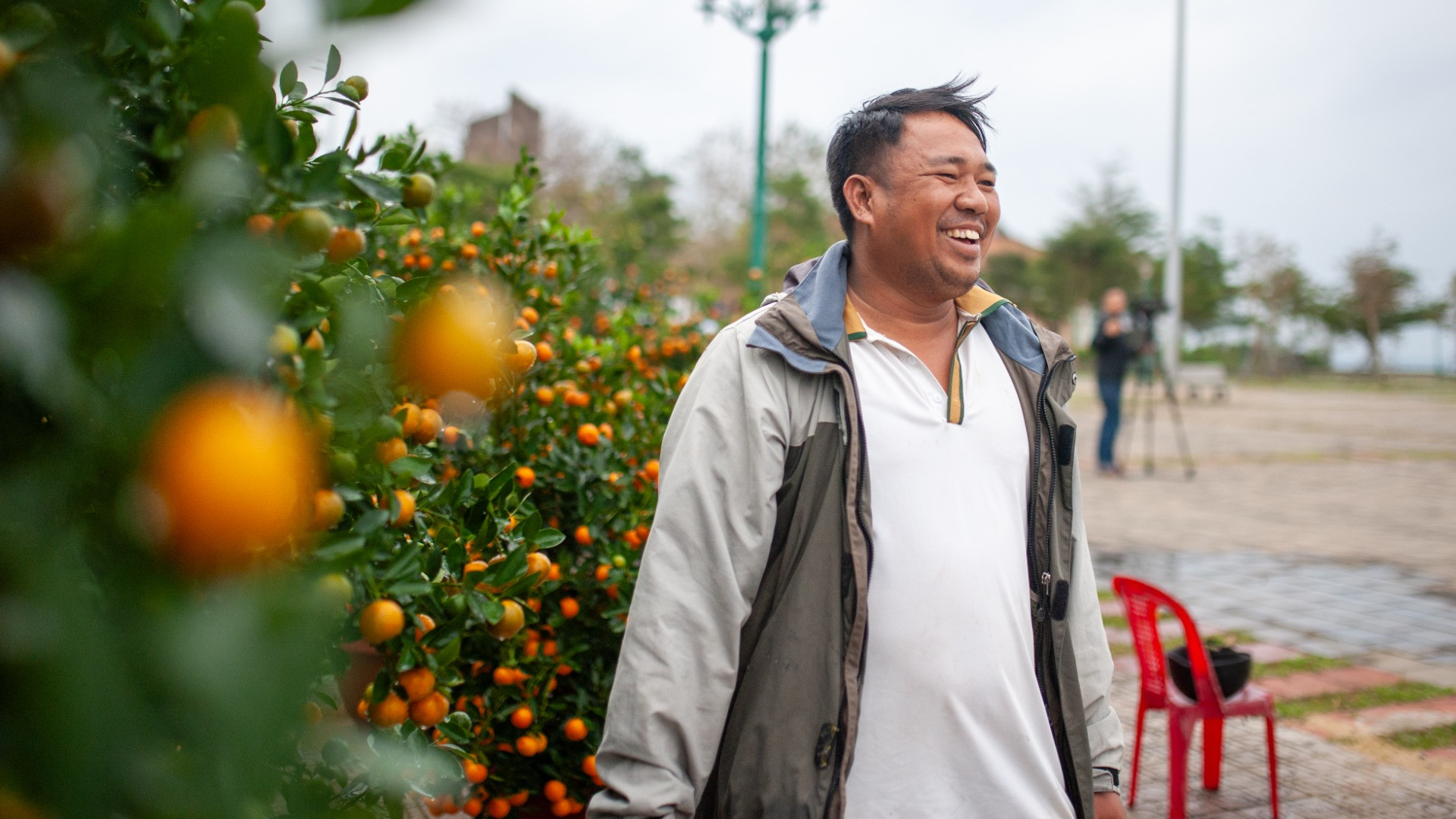 "Ở đây, những người đi biển thì thường chơi quất, còn người làm nông thì thường chơi cúc. Năm nay đem về đây 50 chậu quất, bán được 14 chậu rồi và bình thường là năm nào cũng hết", ông Đại cười nói.