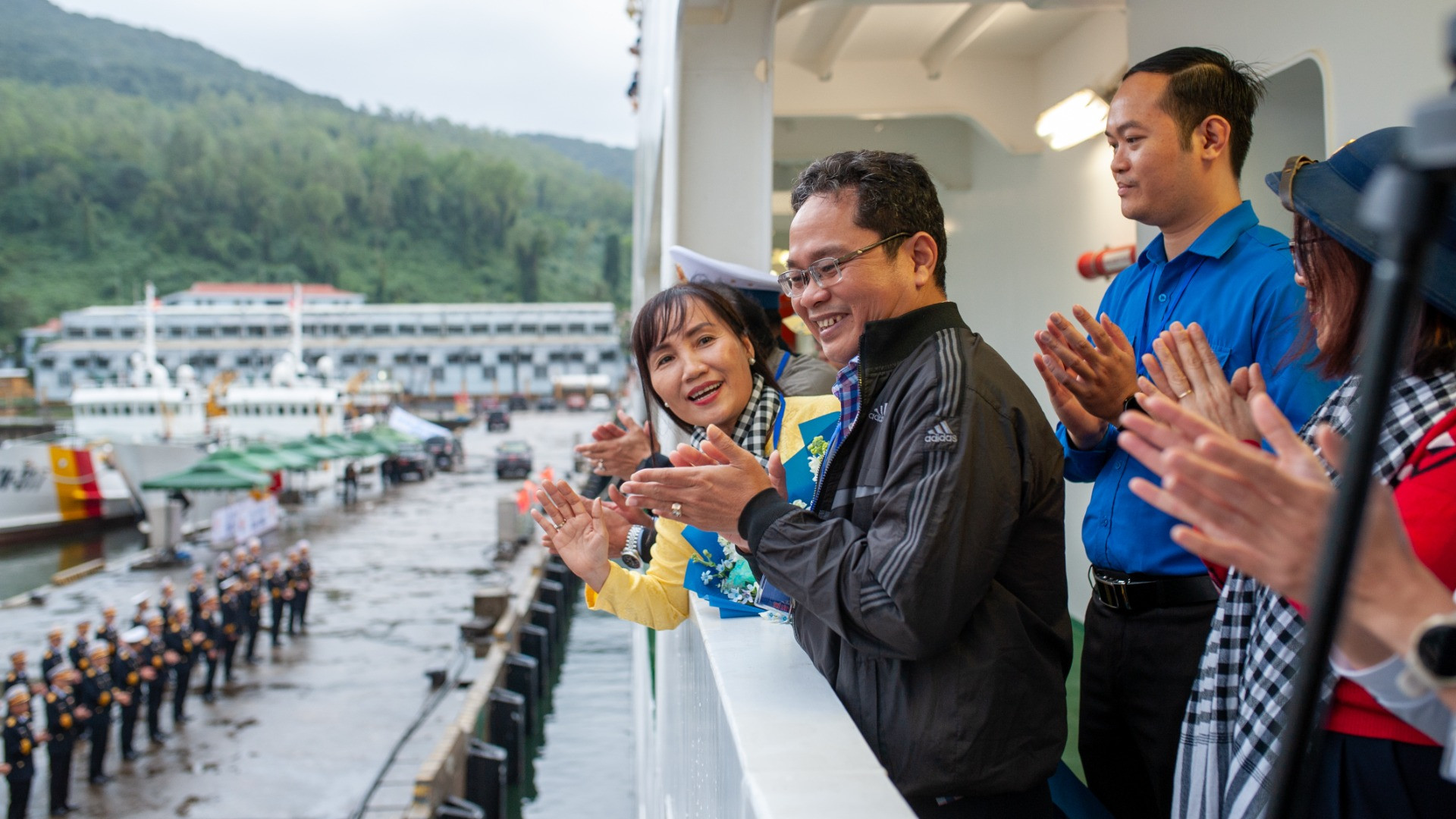 Bầu không khí phấn khởi và hân hoan.