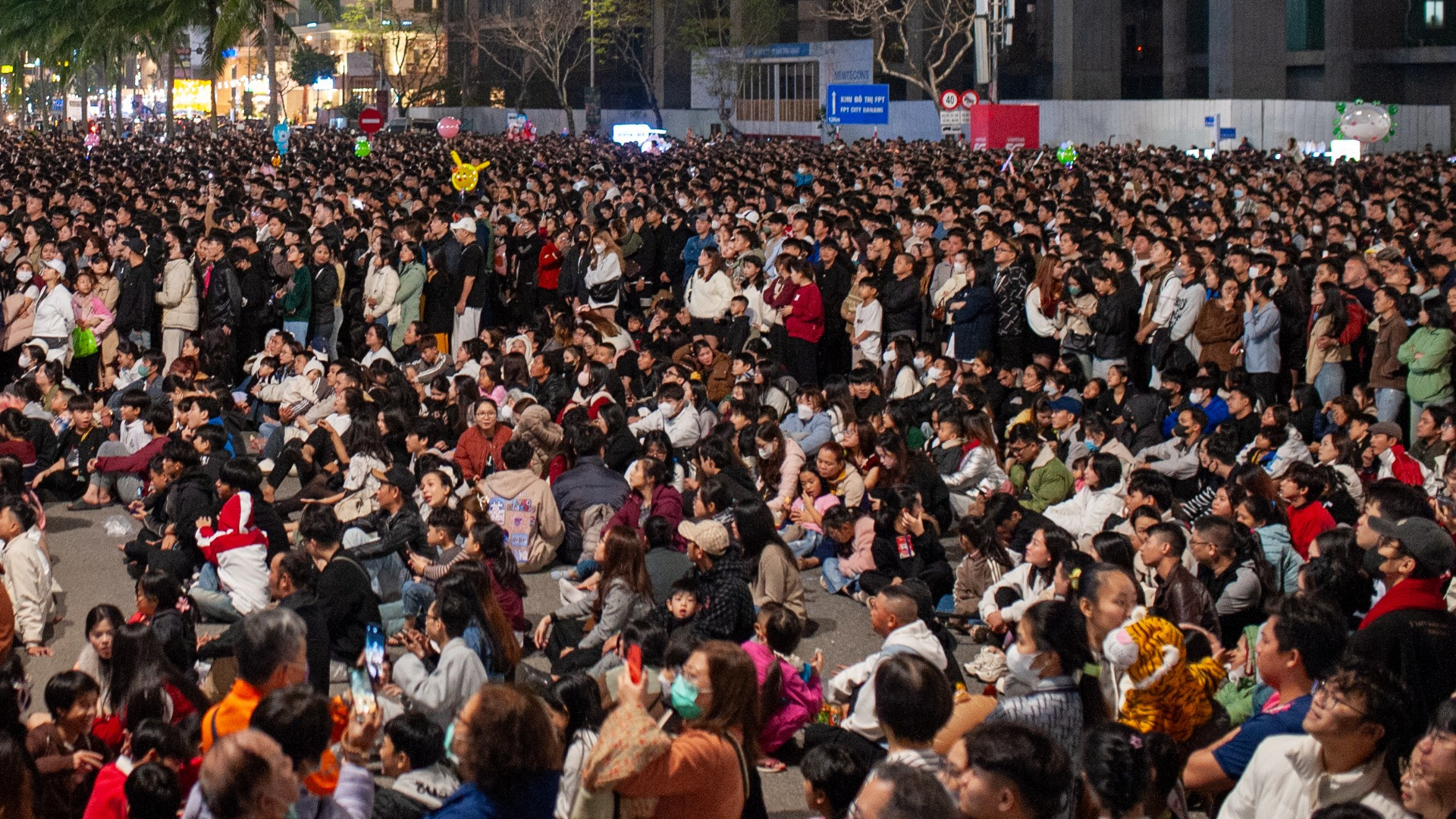 Người dân và du khách tại thành phố Đà Nẵng cùng gia đình và bạn bè chờ đón năm mới.