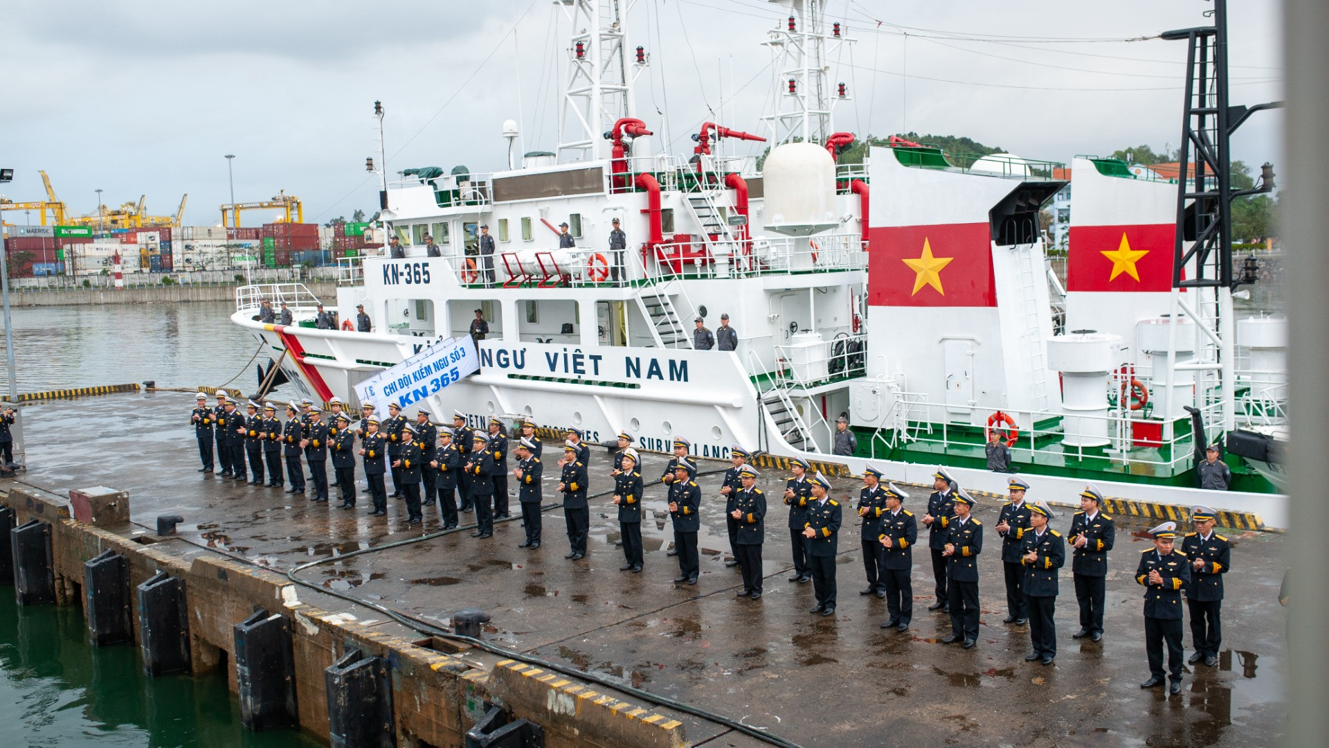 Cán bộ, chiến sĩ vỗ tay theo lời hát của các đại biểu trên tàu.