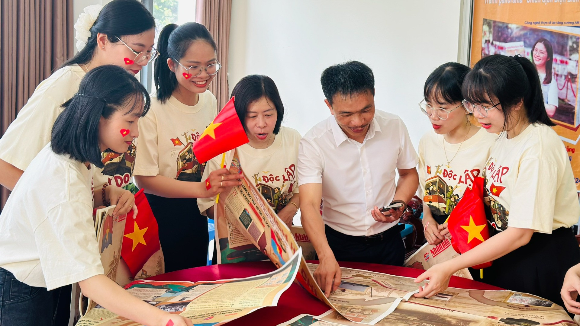 Người dân tìm hiểu phụ san đặc biệt của Báo Nhân Dân.