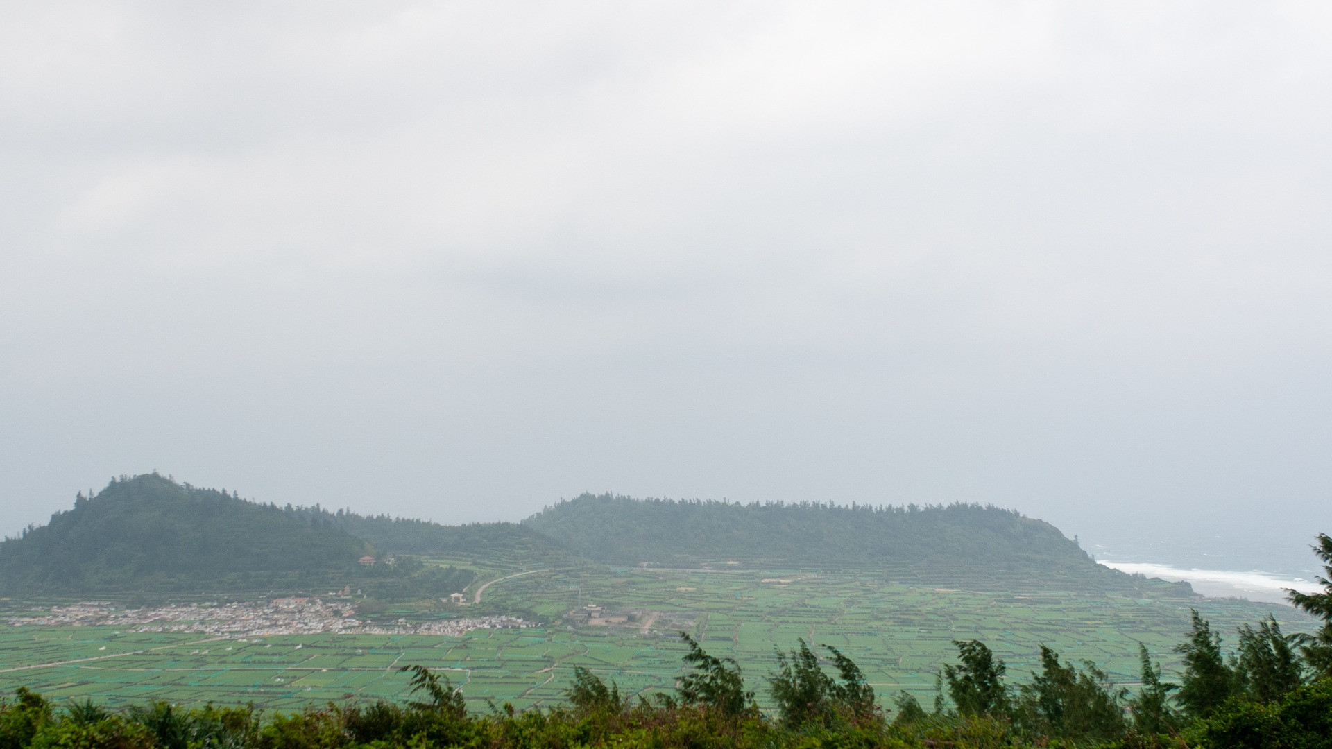 Từ góc này có thể nhìn thấy hai ngọn núi lửa Giếng Tiền và Hòn Sỏi, cùng cánh đồng tỏi thênh thang.