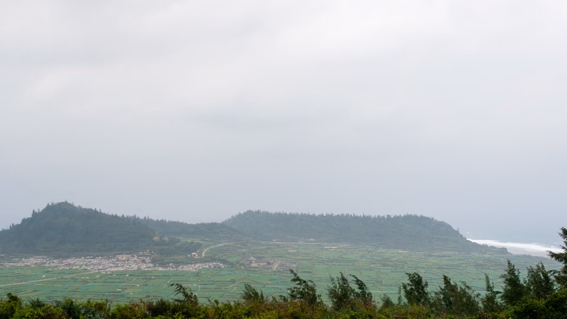 Từ góc này có thể nhìn thấy hai ngọn núi lửa Giếng Tiền và Hòn Sỏi, cùng cánh đồng tỏi thênh thang. Từ góc này có thể nhìn thấy hai ngọn núi lửa Giếng Tiền và Hòn Sỏi, cùng cánh đồng tỏi thênh thang.