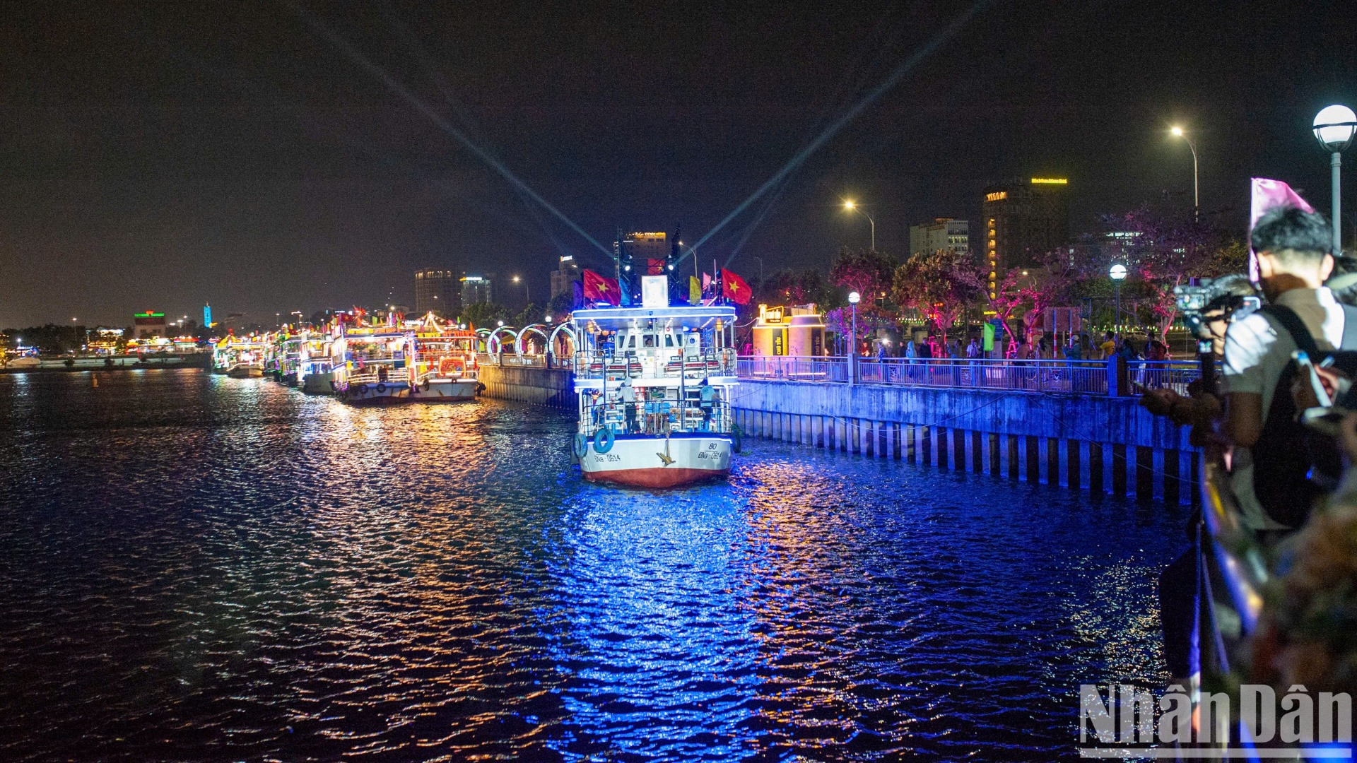 Tiếp theo sau phần diễu hành của xe hoa là phần Hội thi-Diễu hành của thuyền hoa trên sông Hàn.