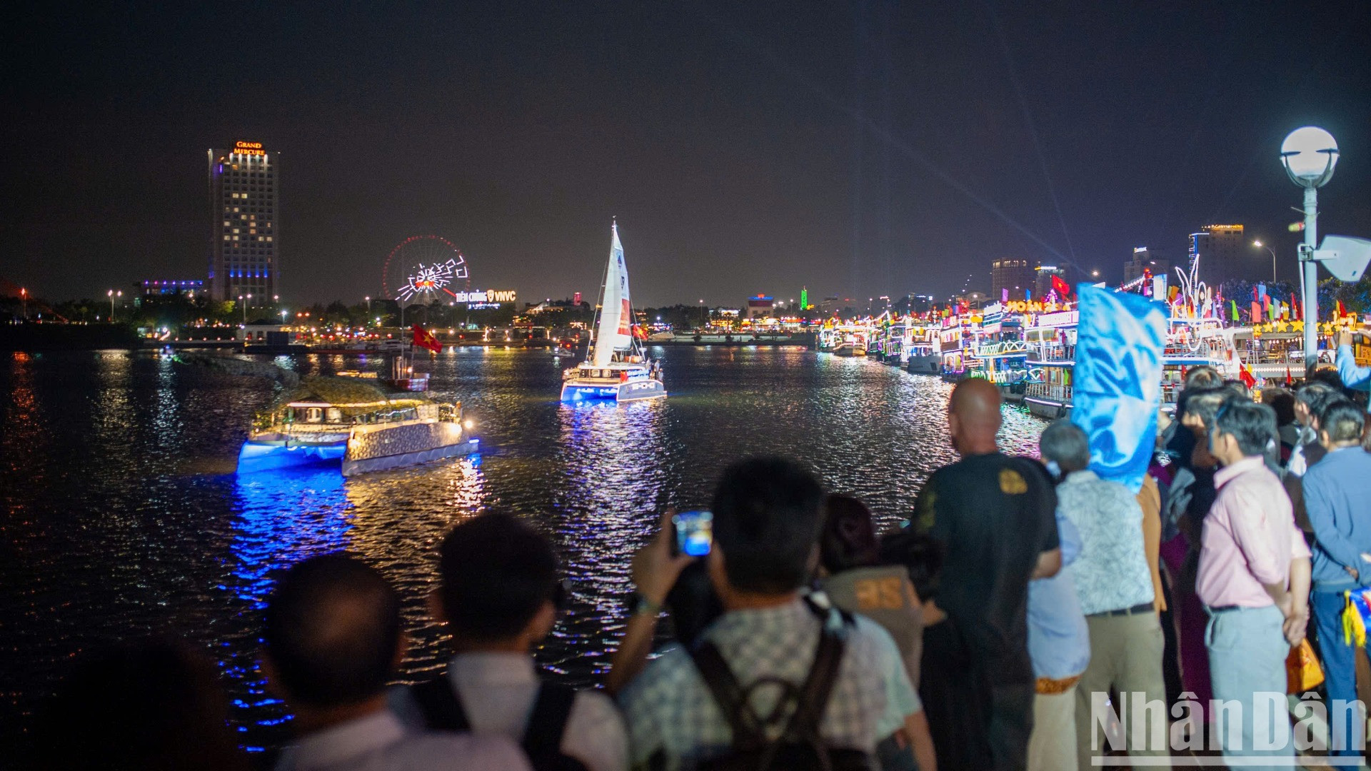 Người dân và du khách ấn tượng với 2 thuyền hoa được thiết kế kiểu dáng thuyền buồm và xe tăng.