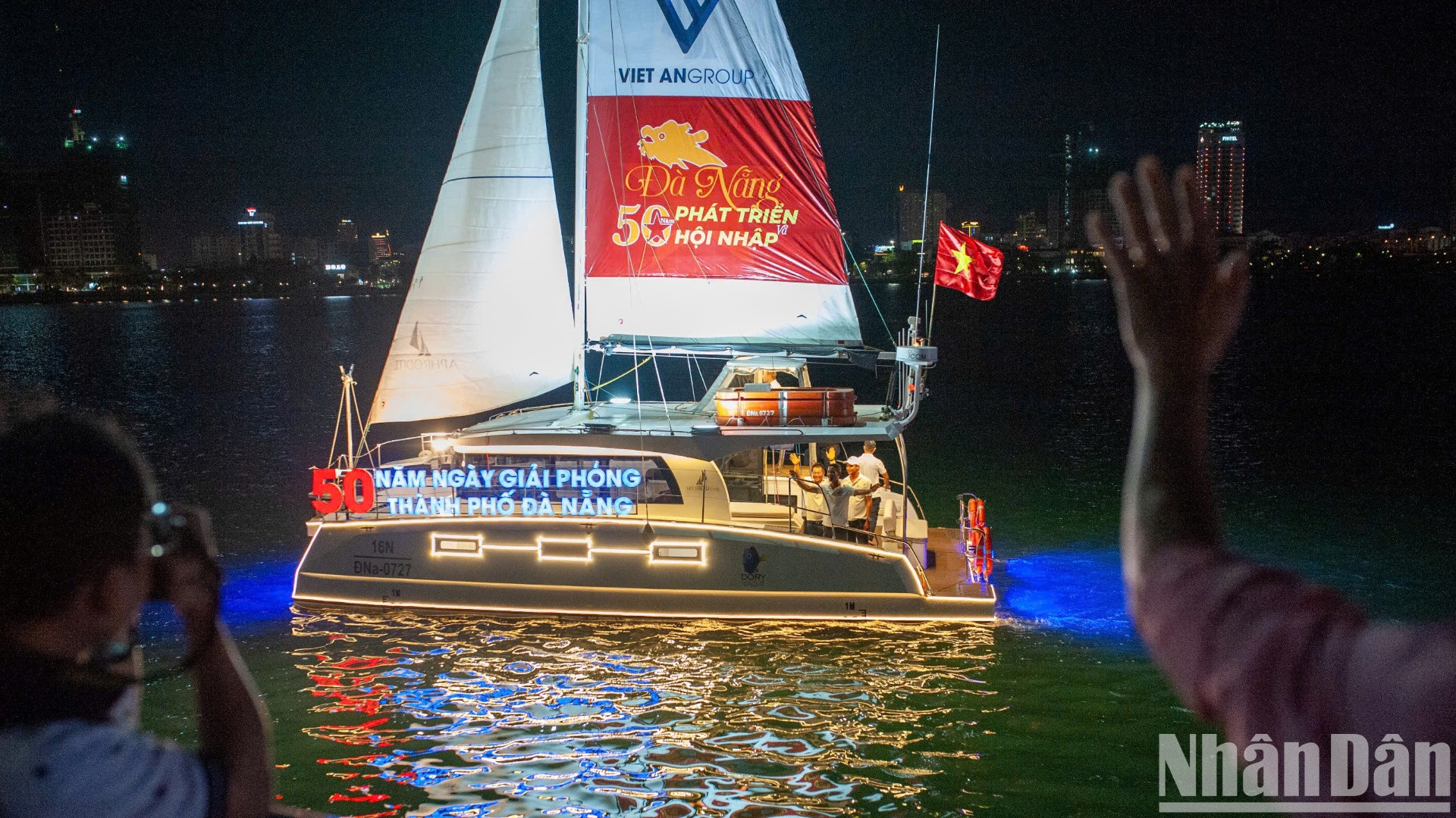 Nhiều thuyền hoa được thiết kế với sự sáng tạo độc đáo và kỹ thuật chế tác tinh xảo, tái hiện những hình ảnh đặc trưng của Đà Nẵng trên sông Hàn.