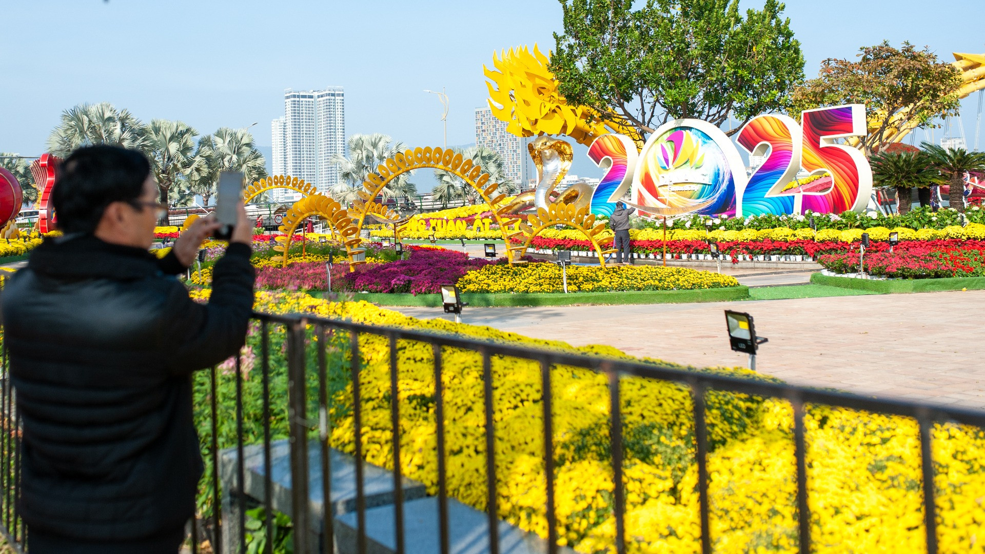 Điểm nhấn của đường hoa Bạch Đằng là tượng linh vật rắn.