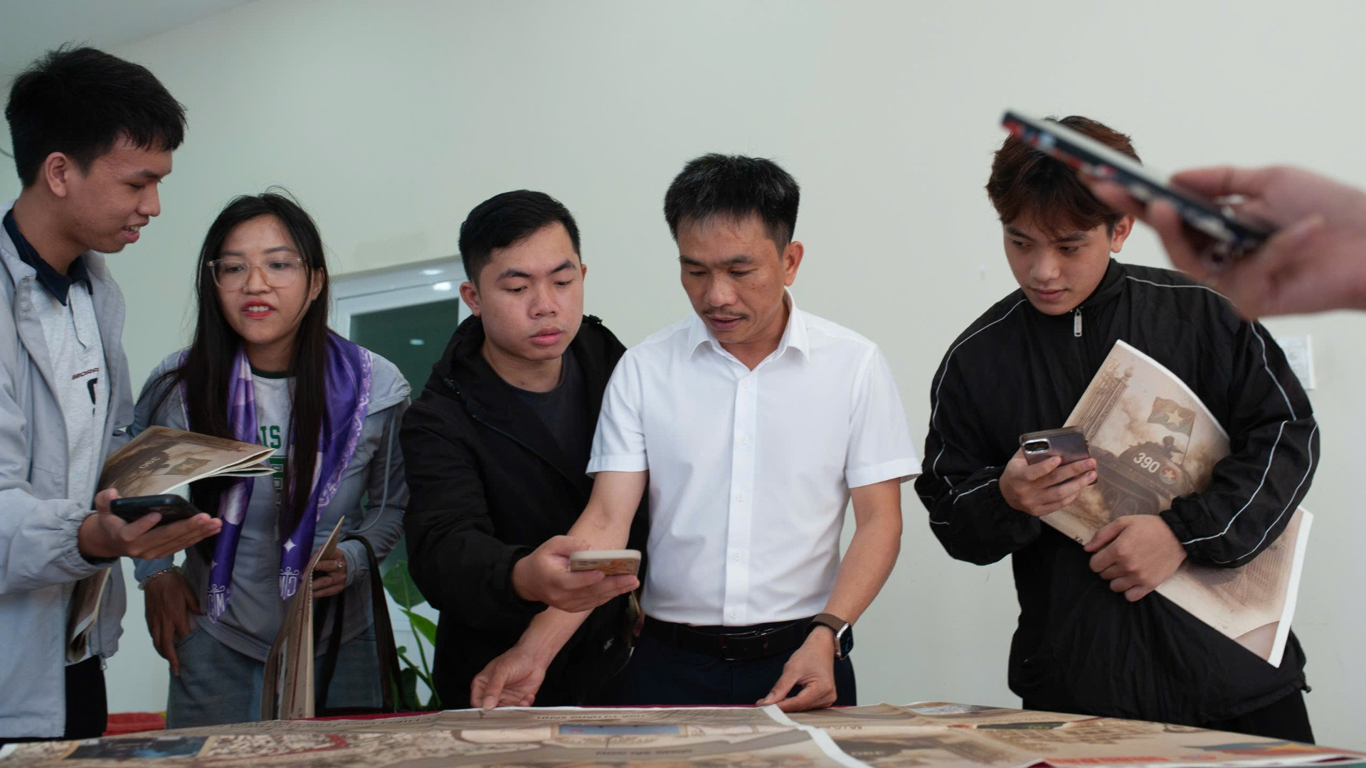 Các bạn trẻ thích thú trải nghiệm.