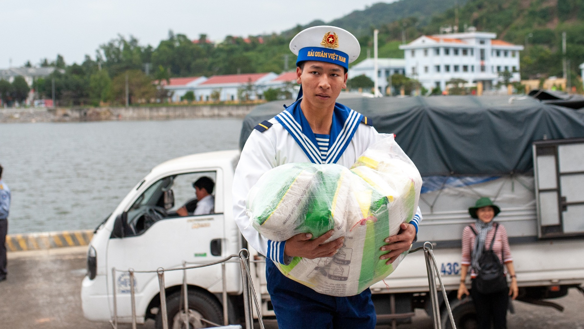 Bên cạnh quà, các chiến sĩ còn vận chuyển các nhu yếu phẩm phục vụ chuyến công tác. Theo kế hoạch, chuyến đi sẽ kéo dài 3 ngày.