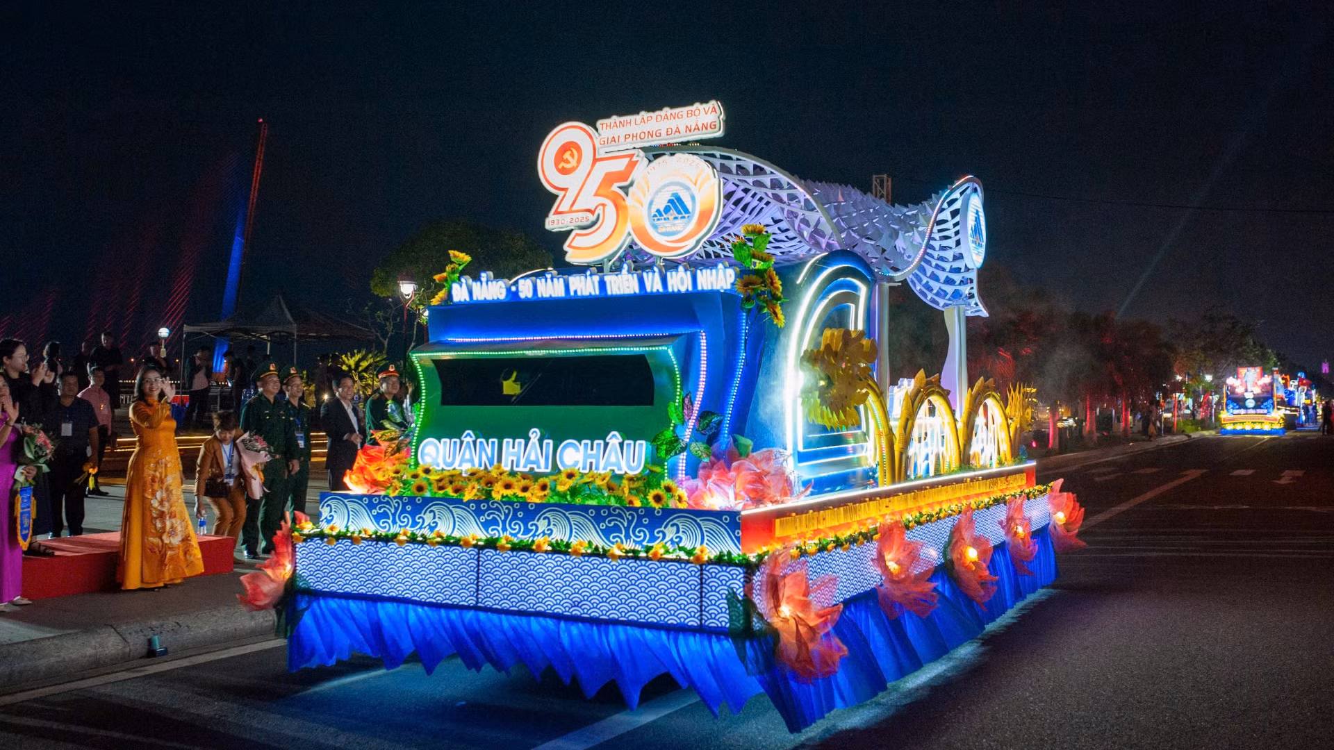 Các xe hoa bắt đầu diễu hành.