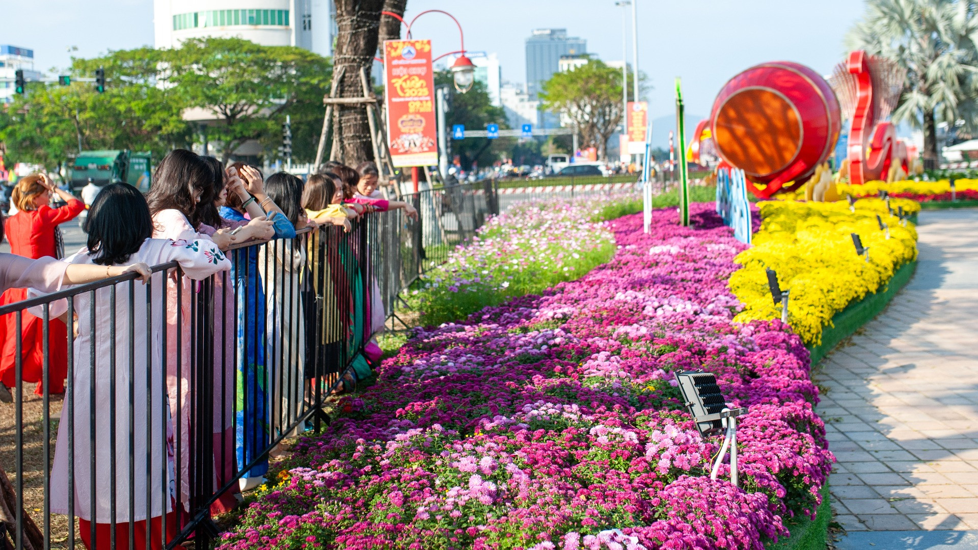 Dù được dự kiến đường hoa sẽ mở cửa đón khách vào ngày 25/1, nhưng nhiều người dân và du khách đã nóng lòng được trải nghiệm.