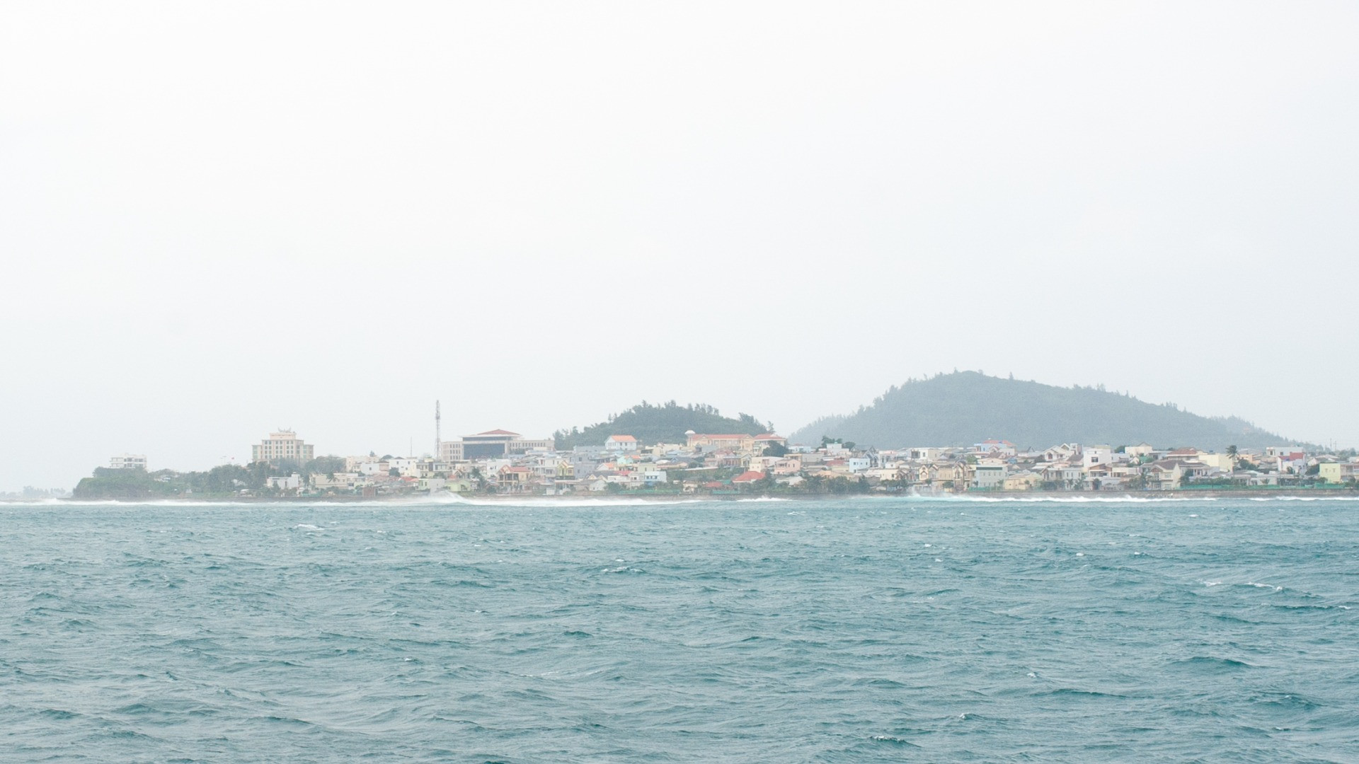 Như những con sóng mãi vỗ về bờ cát, những ngọn núi lửa sừng sững hiên ngang, Lý Sơn vẫn ở đó, vững chãi đón một mùa xuân mới cùng những đổi thay tích cực.