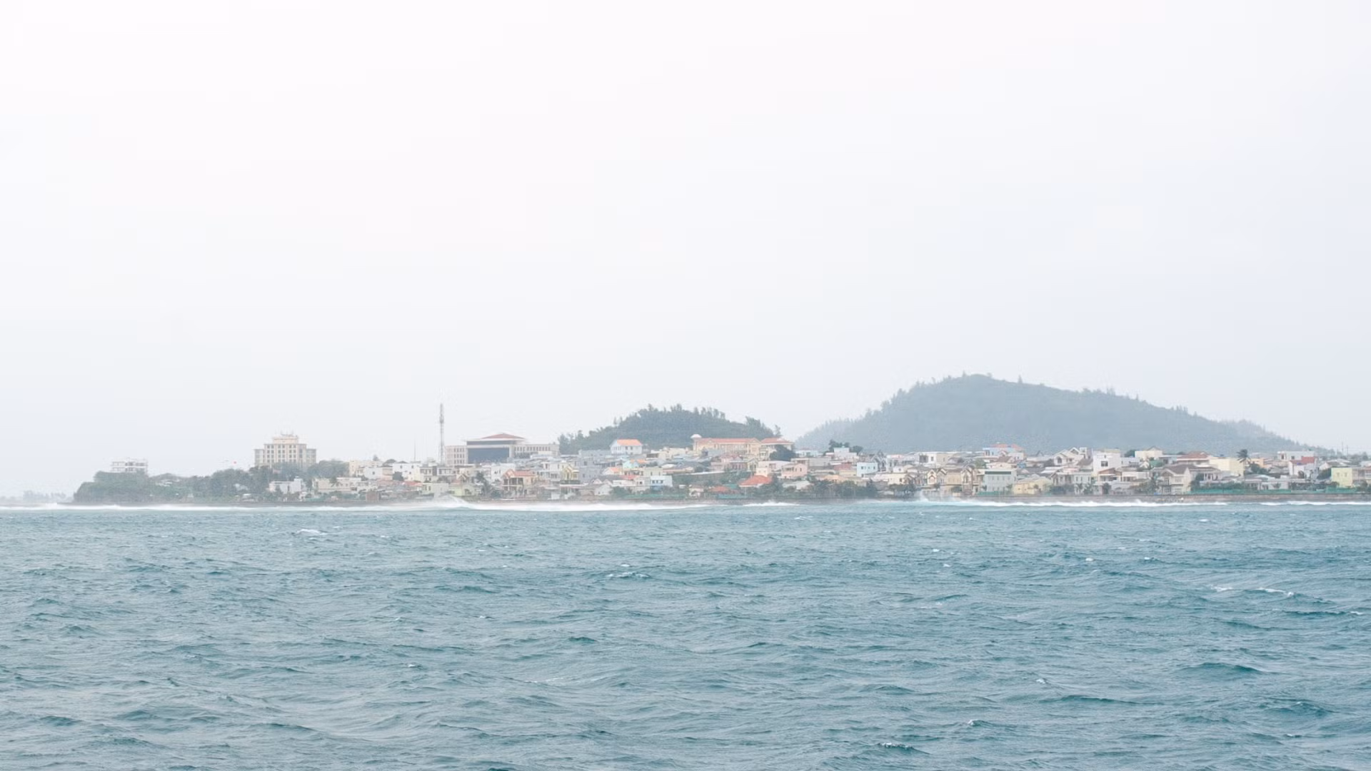 Như những con sóng mãi vỗ về bờ cát, những ngọn núi lửa sừng sững hiên ngang, Lý Sơn vẫn ở đó, vững chãi đón một mùa xuân mới cùng những đổi thay tích cực. Như những con sóng mãi vỗ về bờ cát, những ngọn núi lửa sừng sững hiên ngang, Lý Sơn vẫn ở đó, vững chãi đón một mùa xuân mới cùng những đổi thay tích cực.