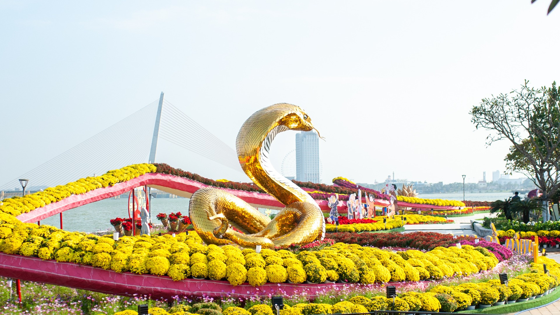 Tượng linh vật rắn năm 2025 của thành phố Đà Nẵng do nghệ nhân Đinh Văn Tâm ở Quảng Trị chế tác.