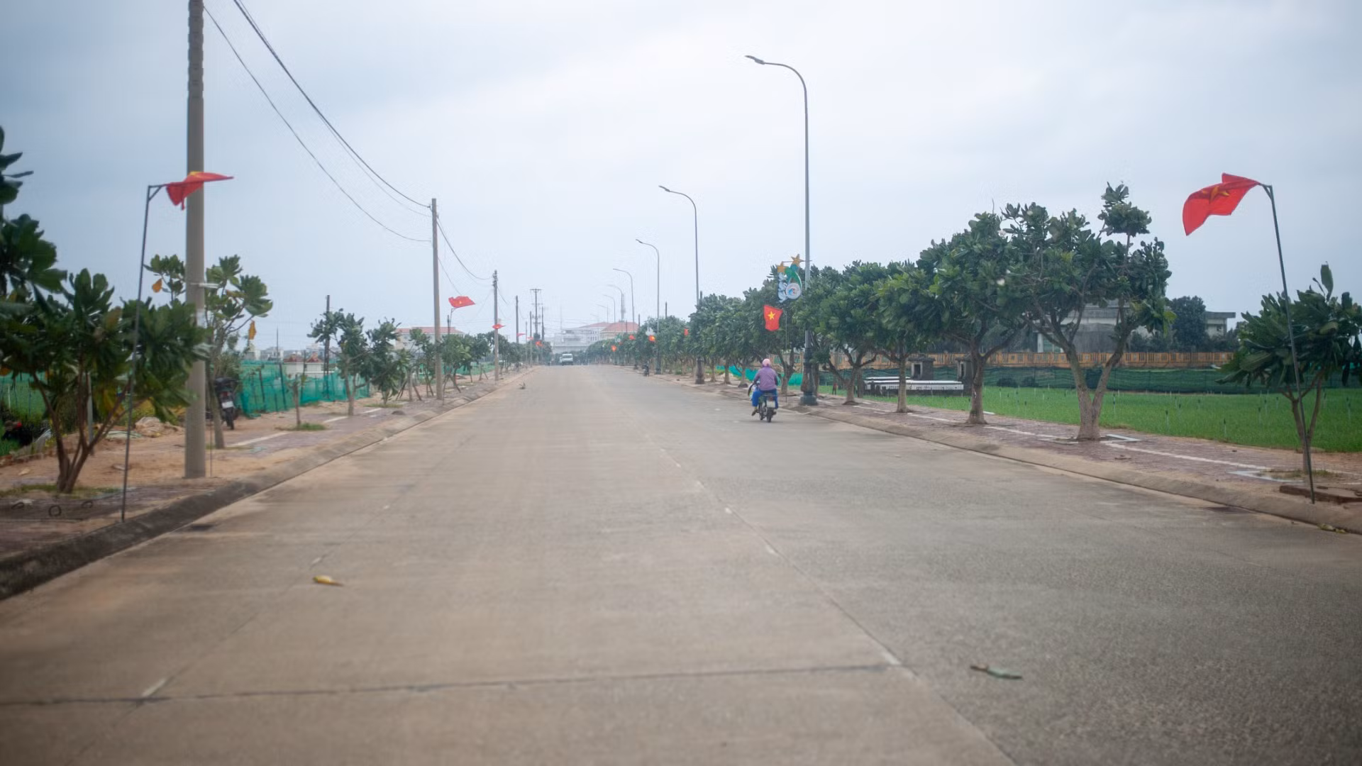 Đặt chân lên đảo, chúng tôi tiến vào trung tâm huyện đảo trên con đường bê-tông trải dài thênh thang. Hai bên đường cờ đỏ sao vàng bay phấp phới, cạnh đó là hàng cây bàng vuông và cánh đồng tỏi, hành xanh mướt. Đặt chân lên đảo, chúng tôi tiến vào trung tâm huyện đảo trên con đường bê-tông trải dài thênh thang. Hai bên đường cờ đỏ sao vàng bay phấp phới, cạnh đó là hàng cây bàng vuông và cánh đồng tỏi, hành xanh mướt.