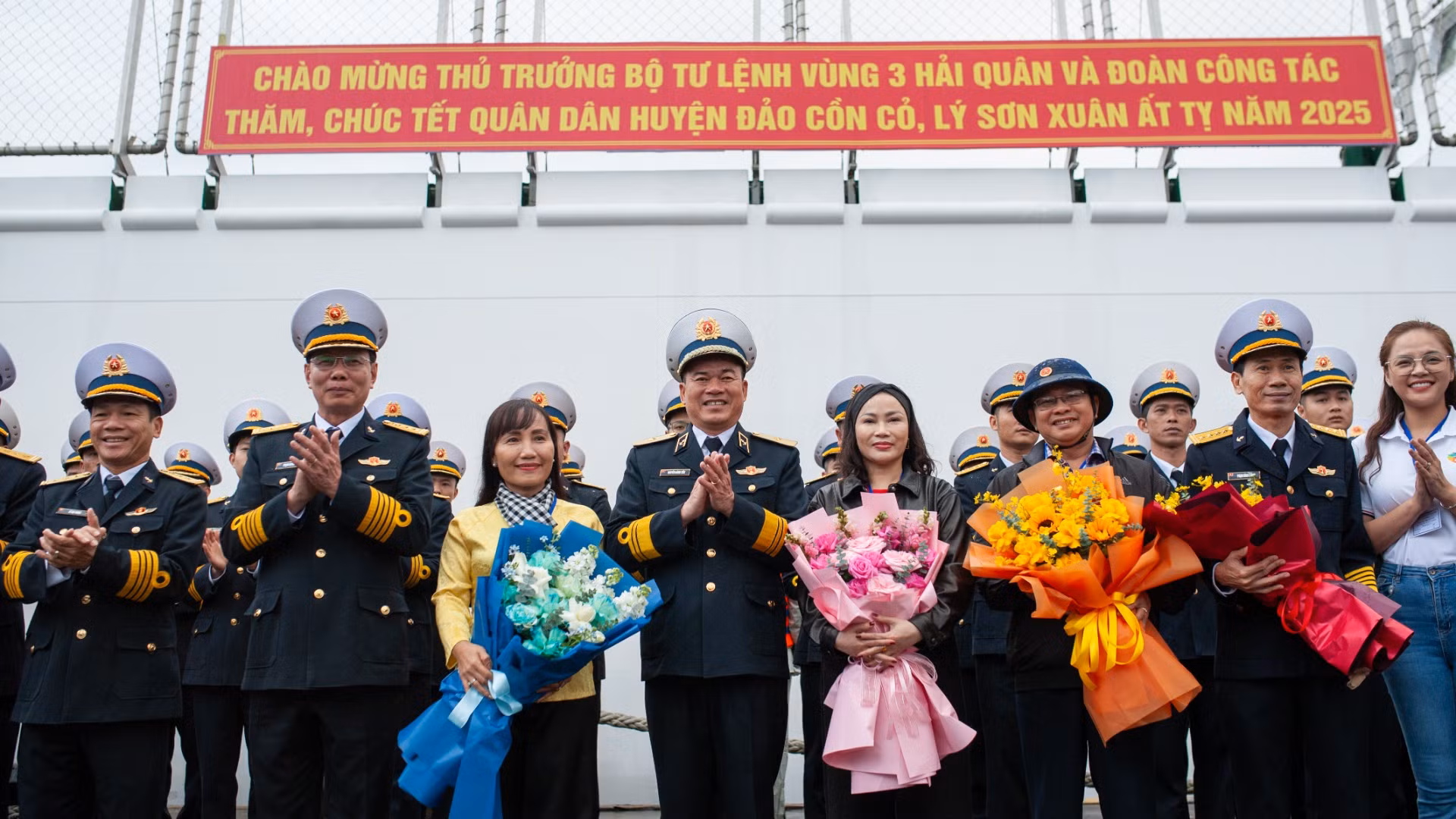 Lãnh đạo Vùng 3 Hải quân tặng hoa tiễn đoàn công tác.