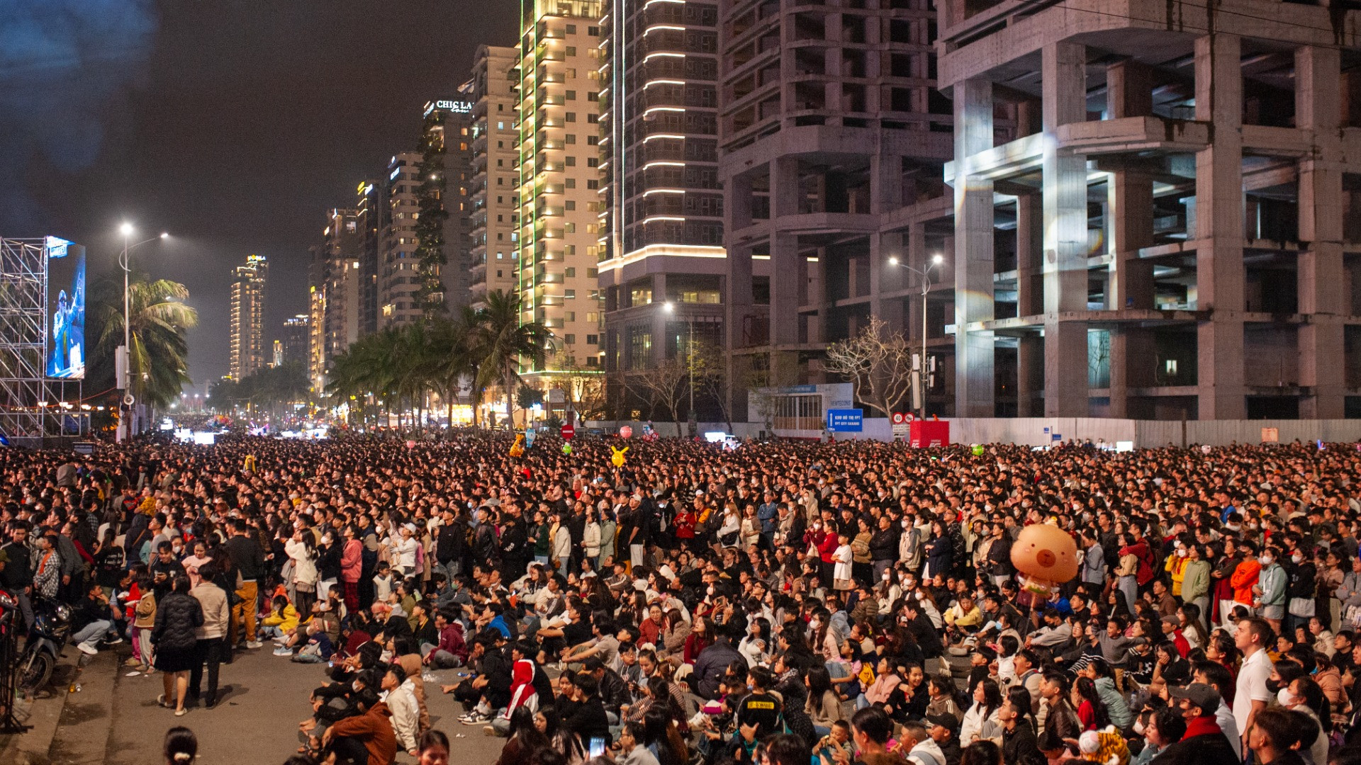 Người dân và du khách tham gia chương trình nghệ thuật Countdown - chào đón năm mới 2025 tại Công viên Biển Đông.