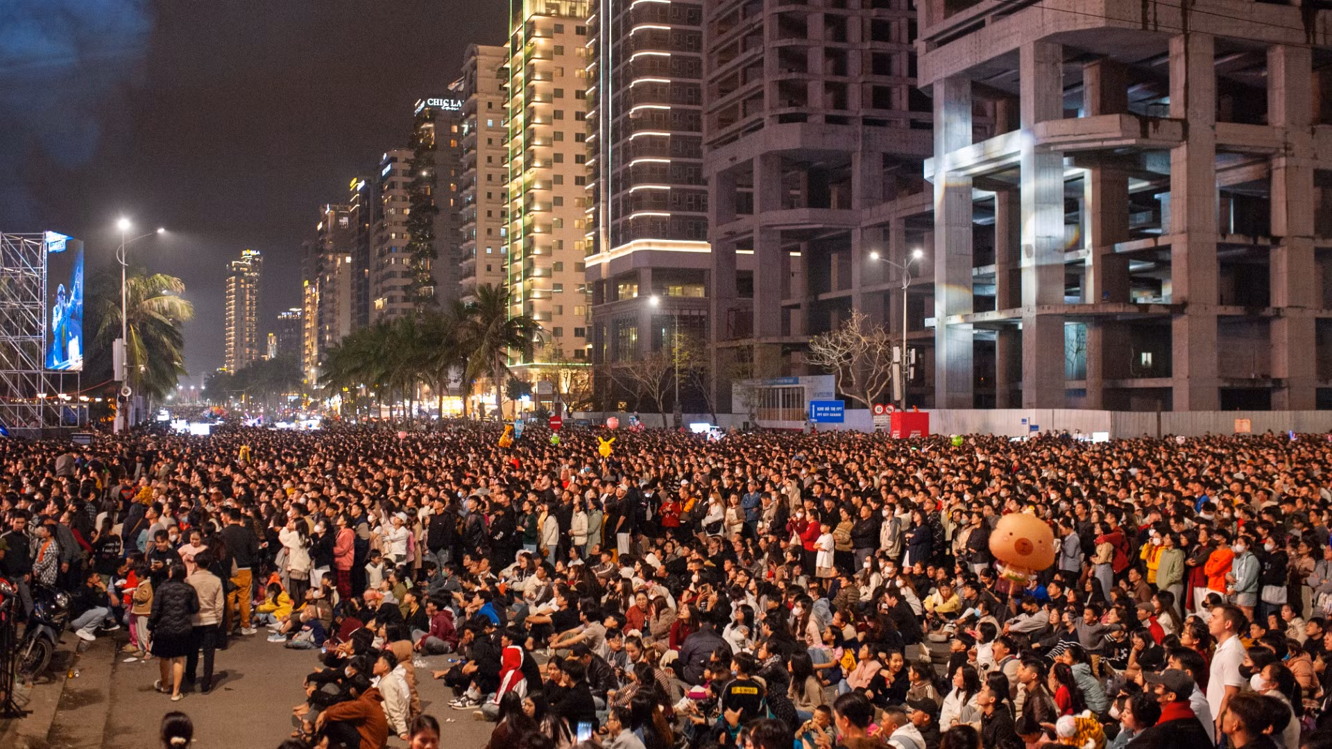 Người dân và du khách tham gia chương trình nghệ thuật Countdown - chào đón năm mới 2025 tại Công viên Biển Đông.