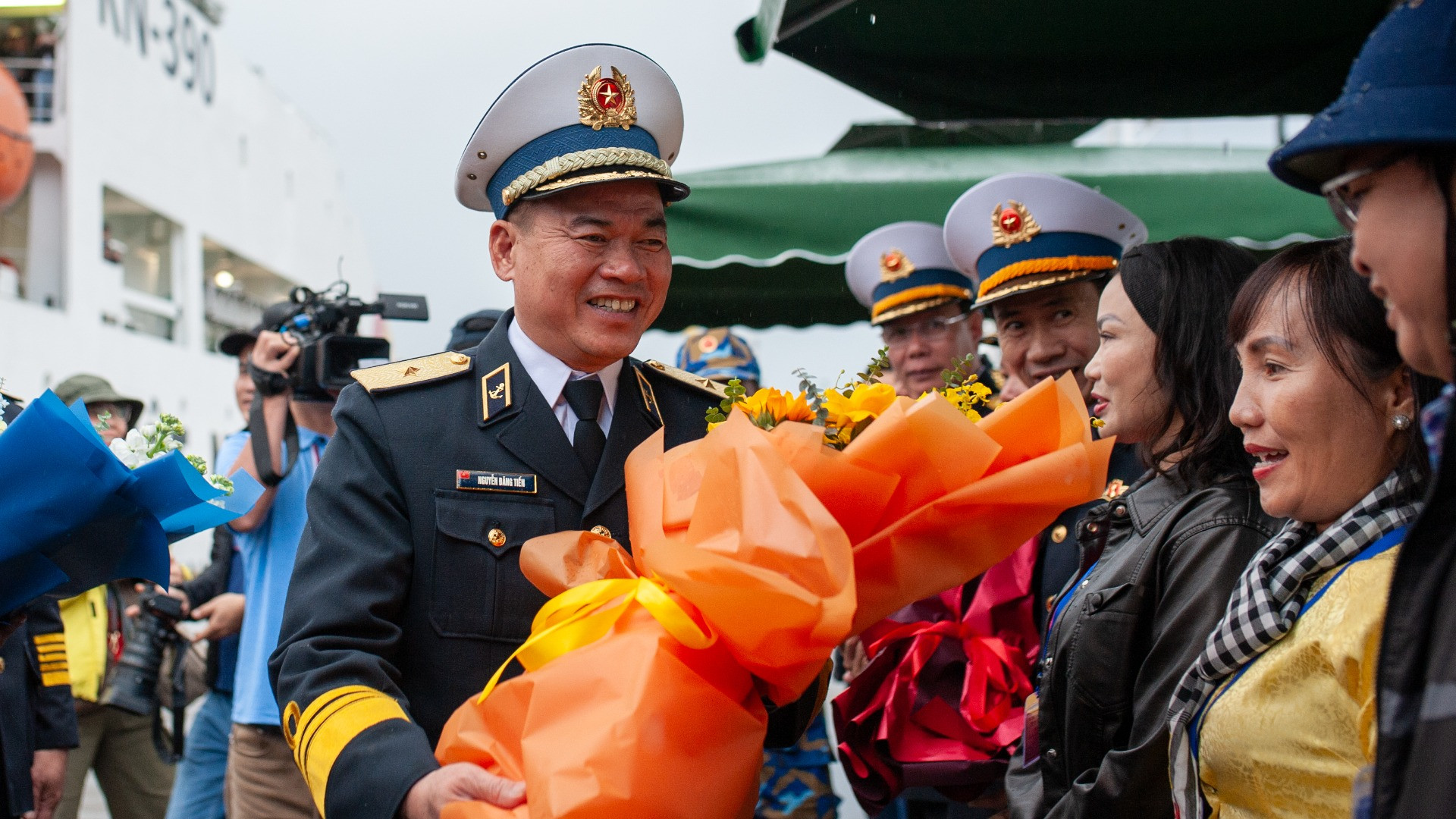 Chuẩn Đô đốc Nguyễn Đăng Tiến gửi những lời chúc tốt đẹp nhất đến với đoàn công tác.