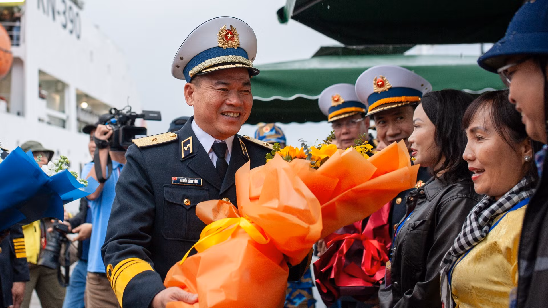 Chuẩn Đô đốc Nguyễn Đăng Tiến gửi những lời chúc tốt đẹp nhất đến với đoàn công tác.