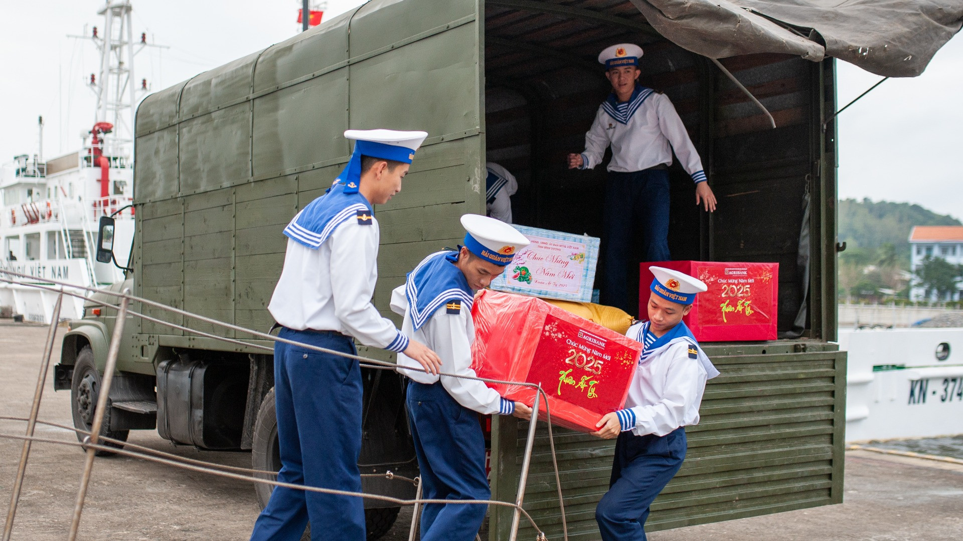 Xe vận chuyển quà của các địa phương, cơ quan, tổ chức, doanh nghiệp, cá nhân,... gửi tặng quân và dân hai đảo Cồn Cỏ và Lý Sơn.