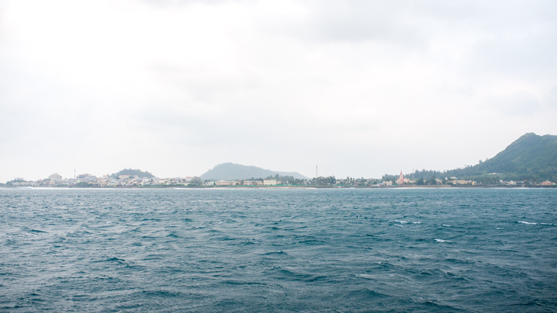 Với diện tích tự nhiên gần 10,39km2, huyện đảo Lý Sơn gồm đảo Lớn và đảo Bé, có dân số khoảng 23.000 người, lưu giữ nhiều giá trị văn hóa, lịch sử và bề dày truyền thống cách mạng.