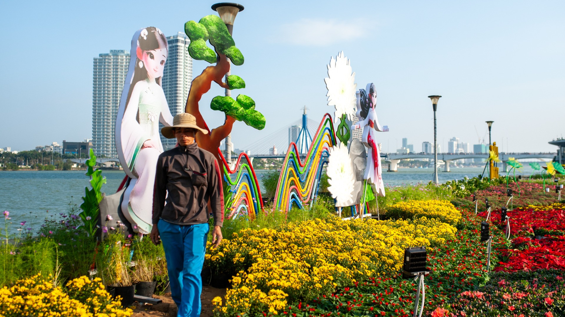 Các tiểu cảnh tại đường hoa Bạch Đằng khu vực cầu chữ T cũng được thiết kế bắt mắt.