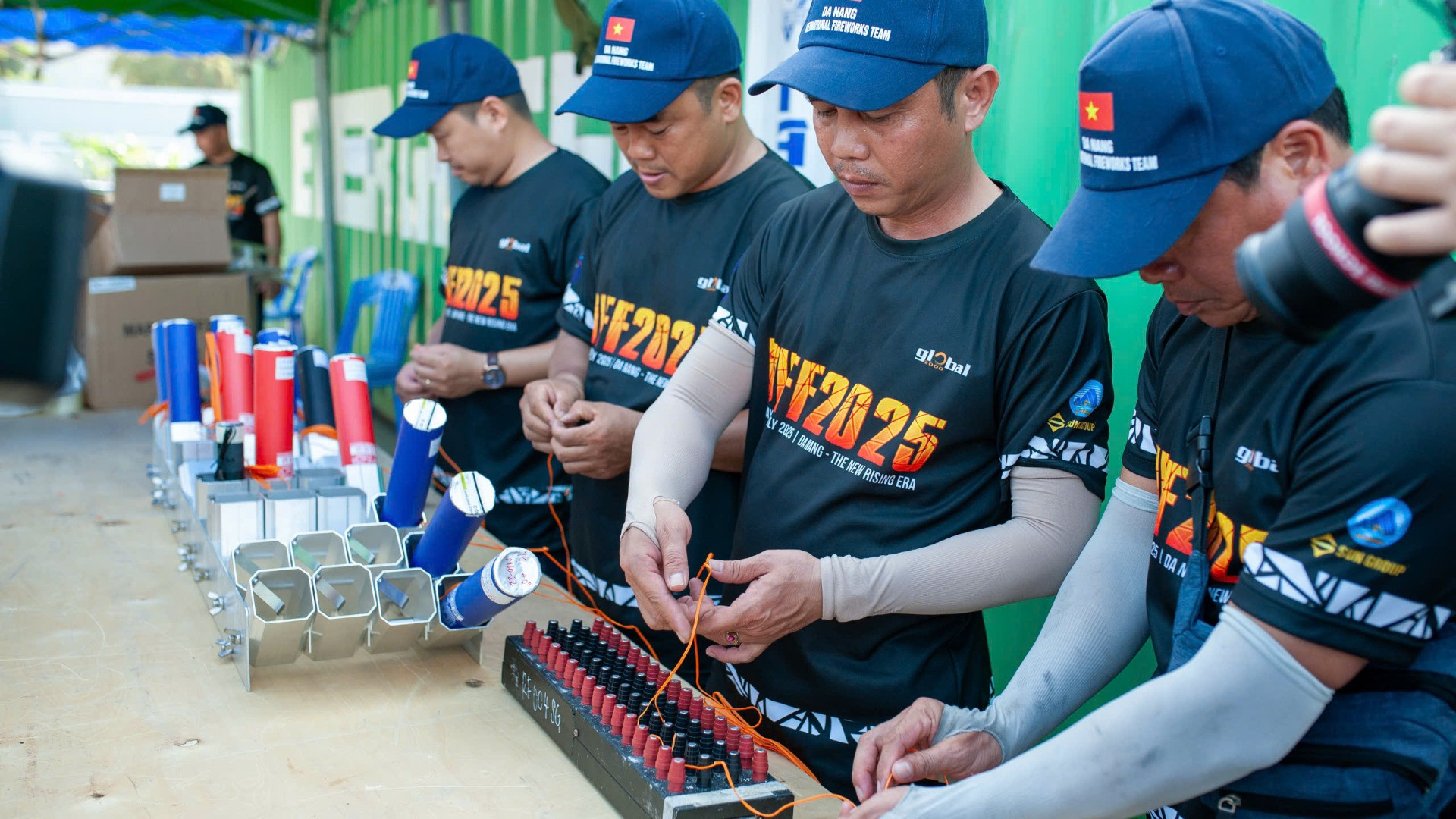 Theo đại diện đội Việt Nam 1, tiết mục trong đêm khai mạc được dàn dựng công phu, gồm 4 phần kéo dài hơn 20 phút, sử dụng hơn 5.000 pháo các loại với hơn 100 hiệu ứng.