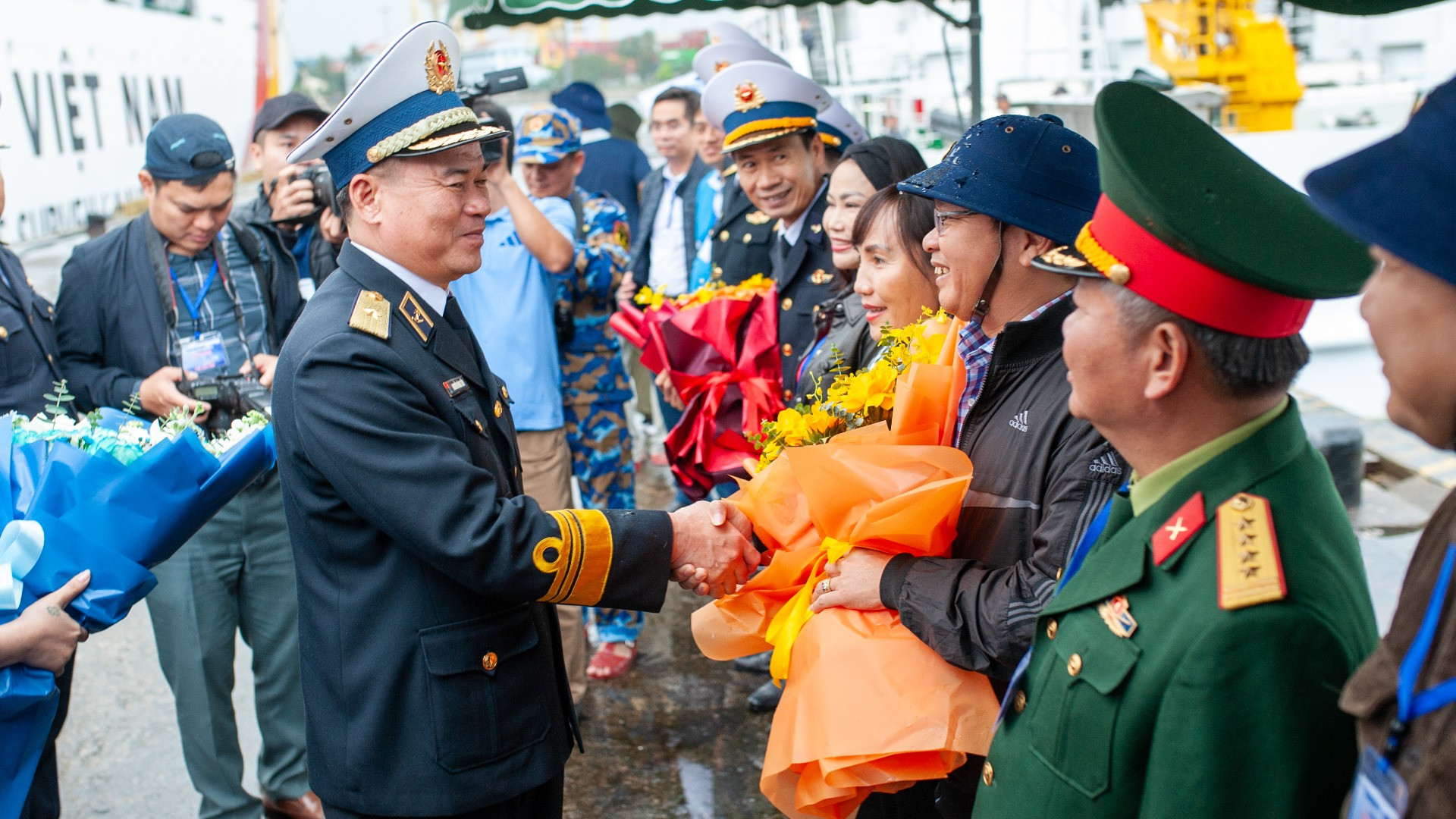 Chuẩn Đô đốc Nguyễn Đăng Tiến, Bí thư Đảng ủy, Chính ủy Vùng 3 Hải quân tặng hoa đoàn công tác.