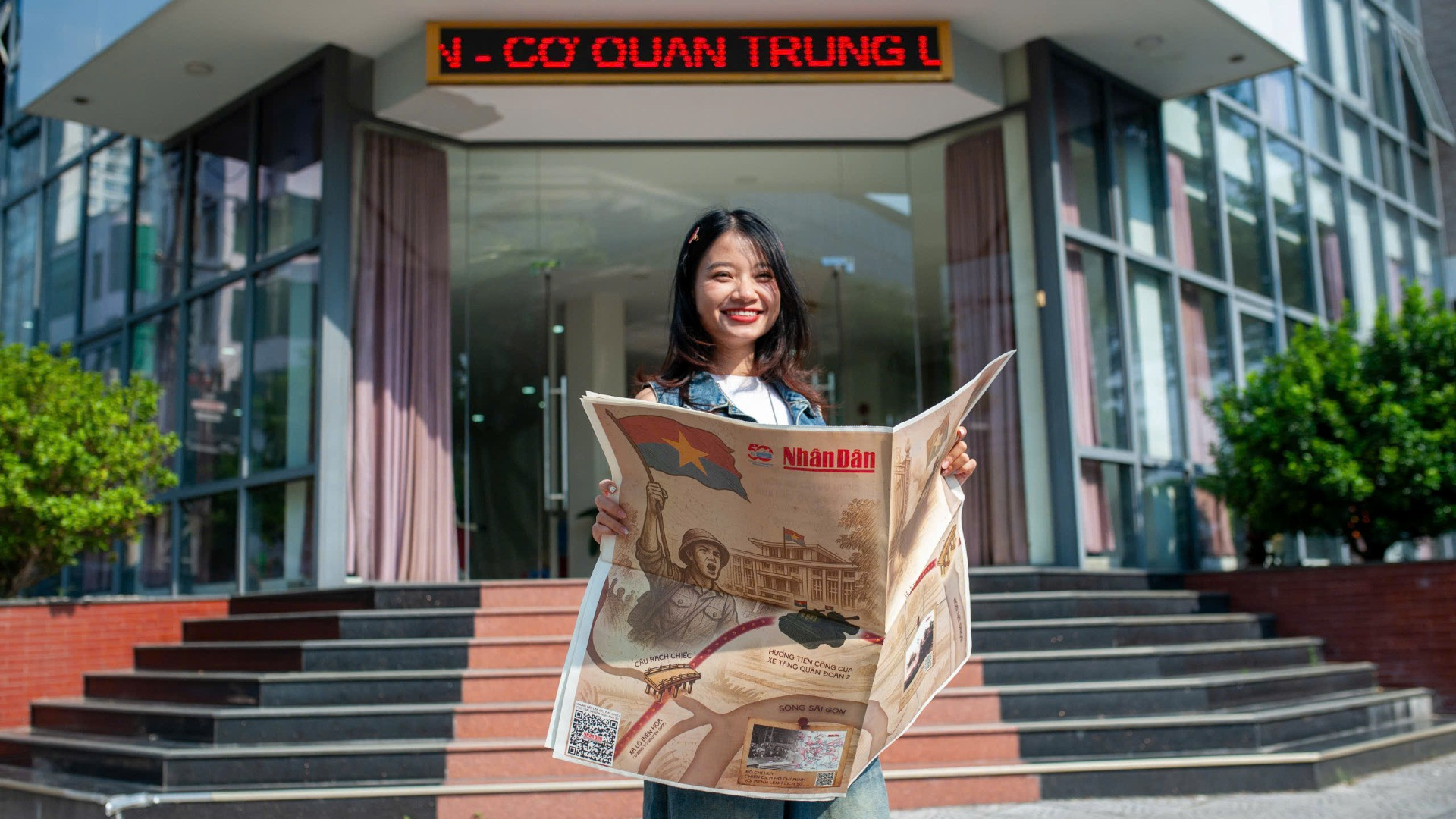 5.000 phụ san đặc biệt của Báo Nhân Dân đang được trao tặng đến tay độc giả tại Đà Nẵng vào hai ngày 28-29/4.