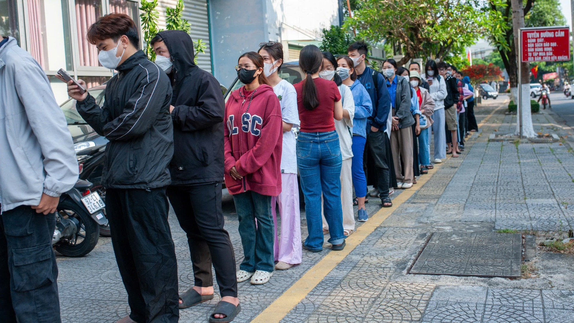 Nhiều bạn trẻ xếp hàng từ sáng sớm.