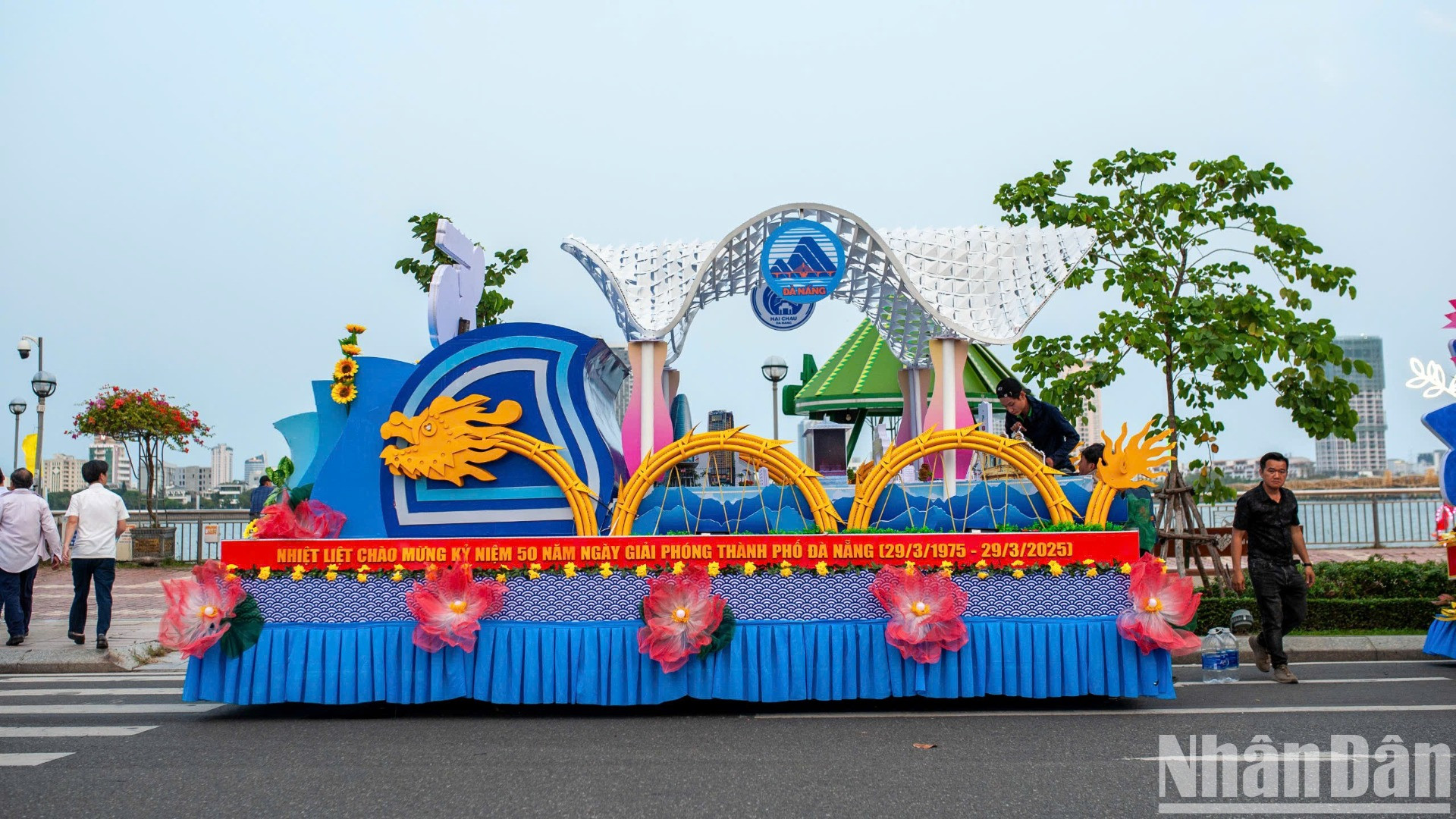 Xe hoa đại diện cho quận Hải Châu được thiết kế hiện đại, tái hiện những biểu tượng đặc trưng của quận trung tâm thành phố và những công trình kiến trúc nổi tiếng như: Công viên APEC, cầu Rồng, Trung tâm hành chính thành phố,...